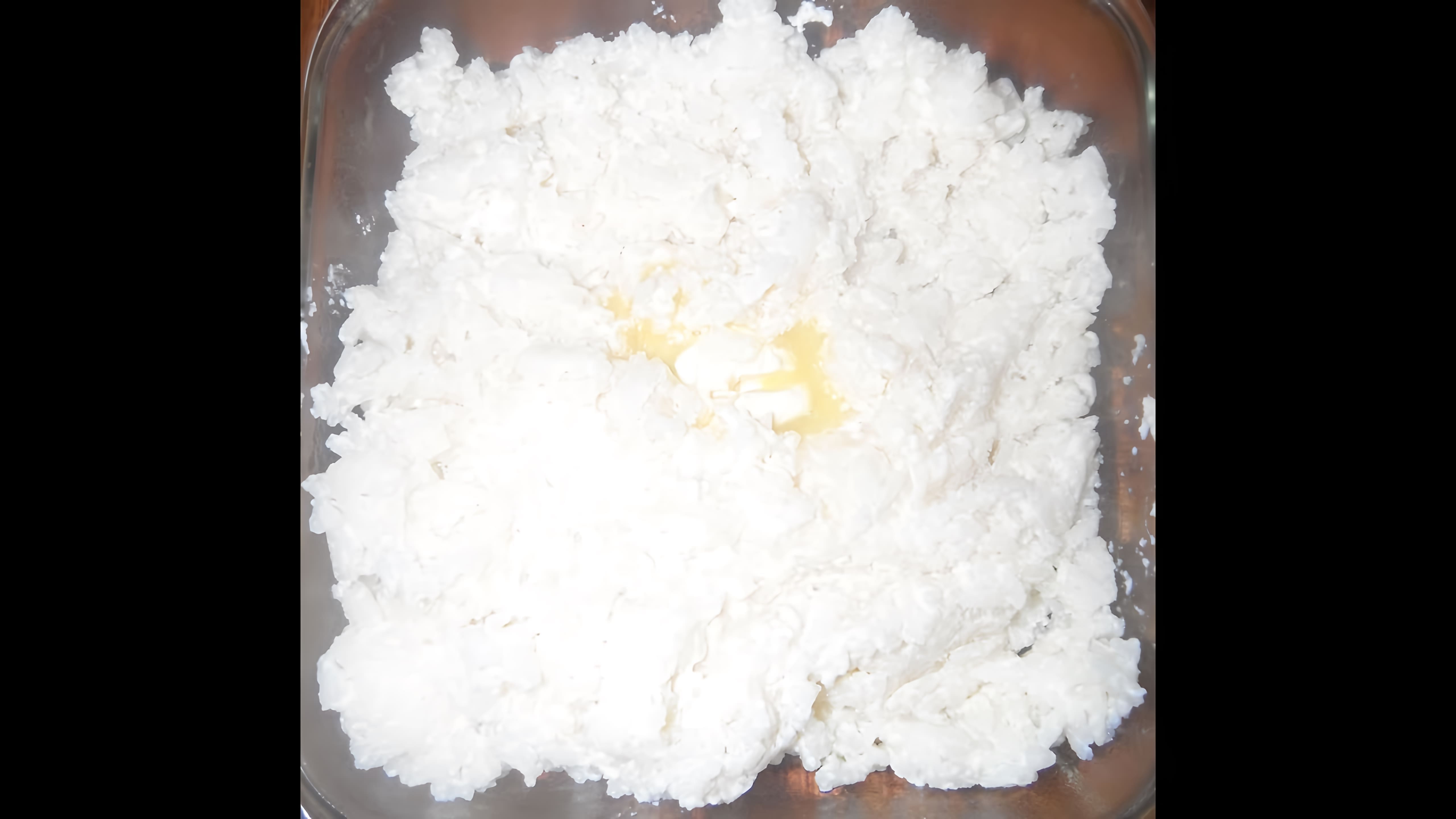 В этом видео демонстрируется процесс приготовления рисовой молочной каши в микроволновке
