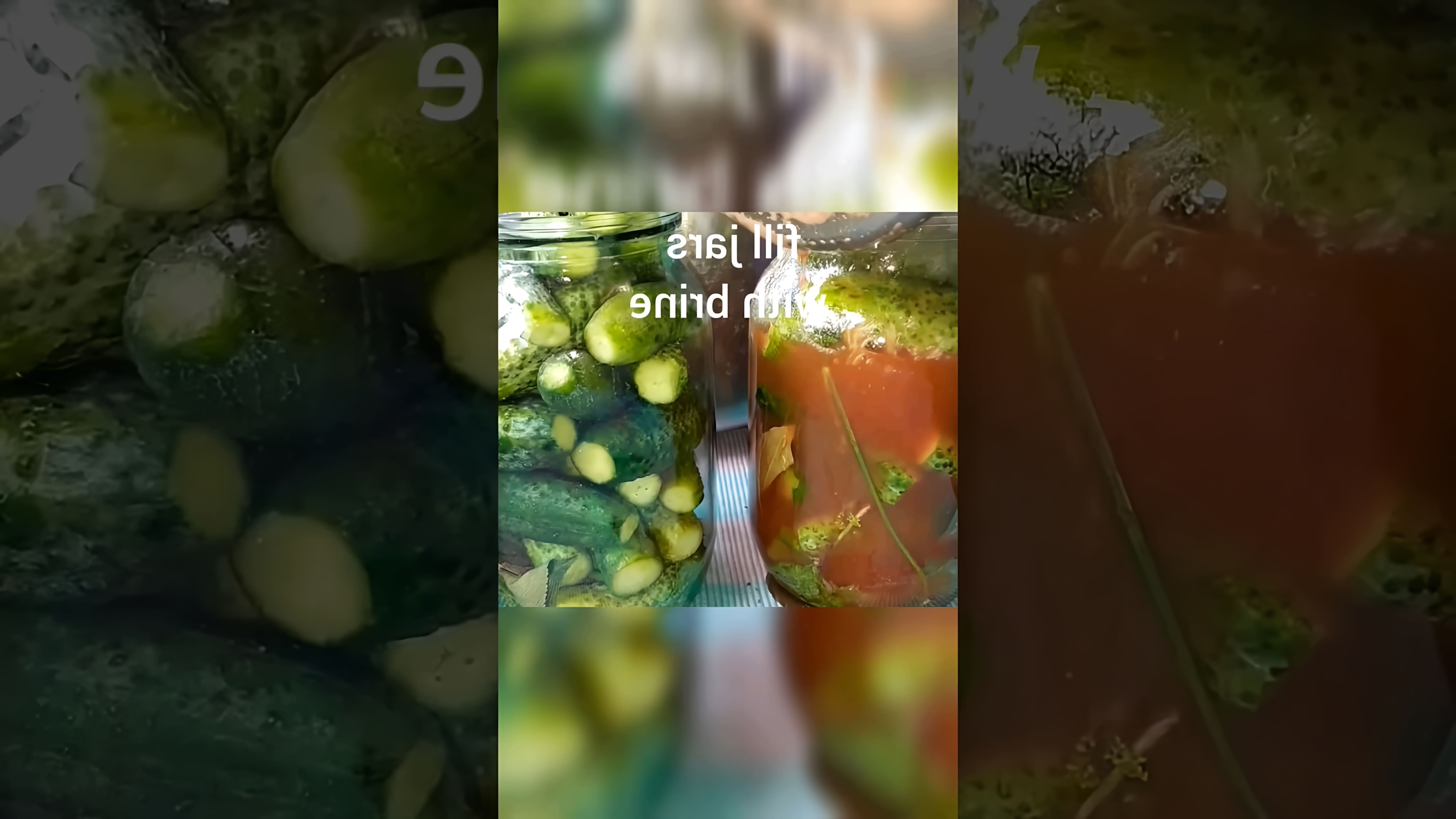 В этом видео демонстрируется процесс приготовления огурцов с кетчупом чили