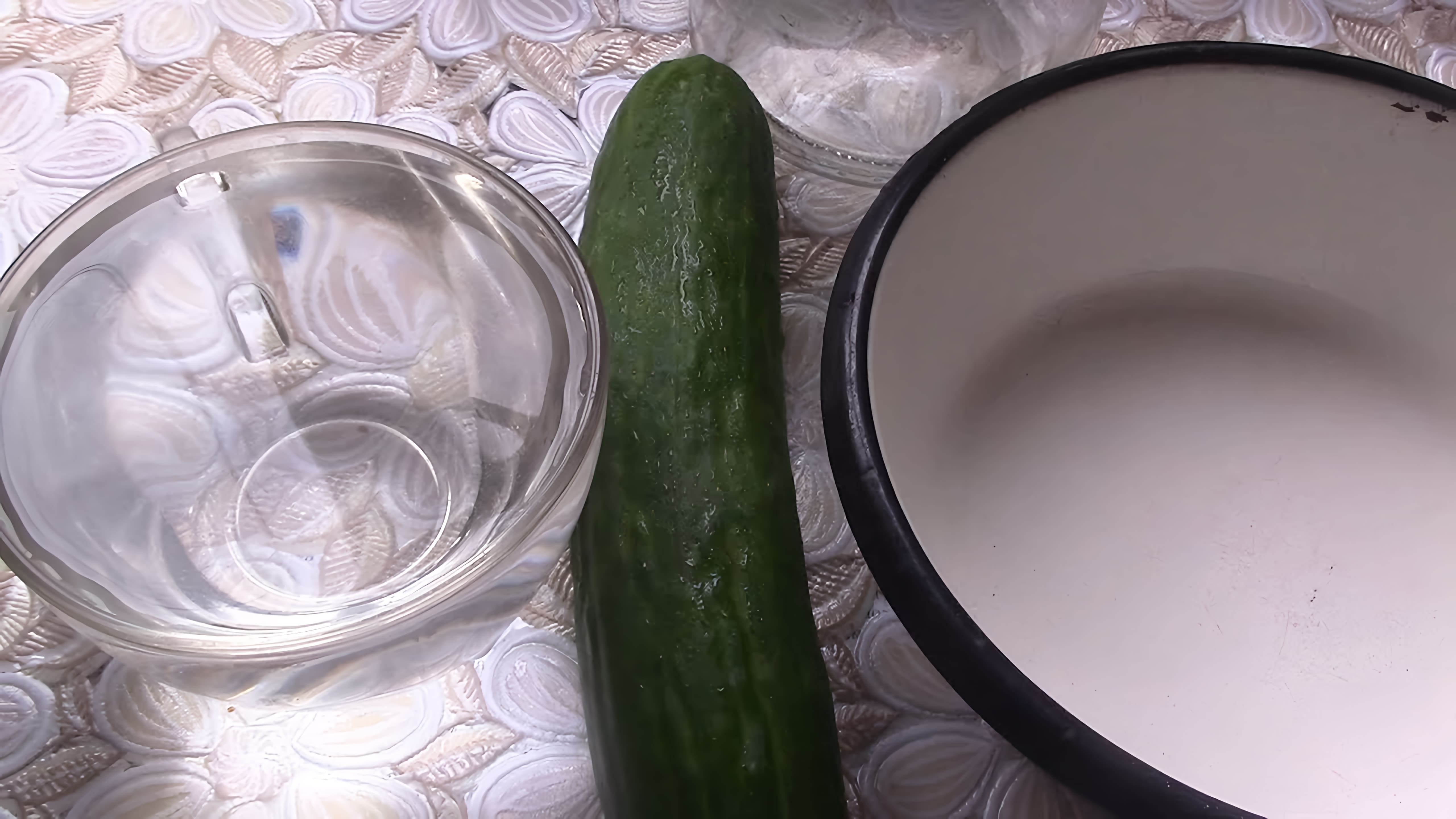 В этом видео рассказывается о том, как приготовить огуречный лосьон в домашних условиях