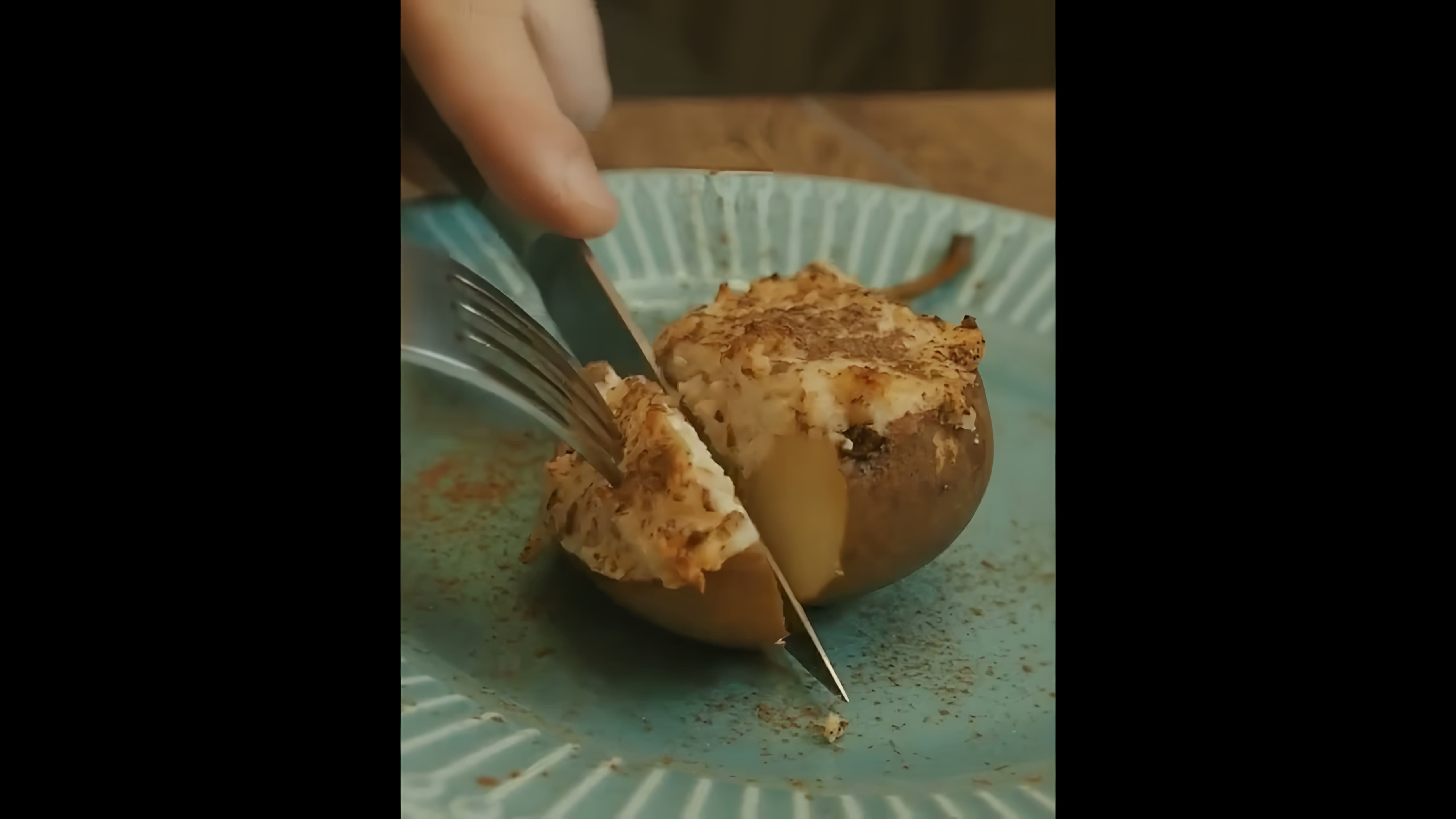 В этом видео демонстрируется процесс приготовления итальянского десерта - груш, запеченных с рикоттой