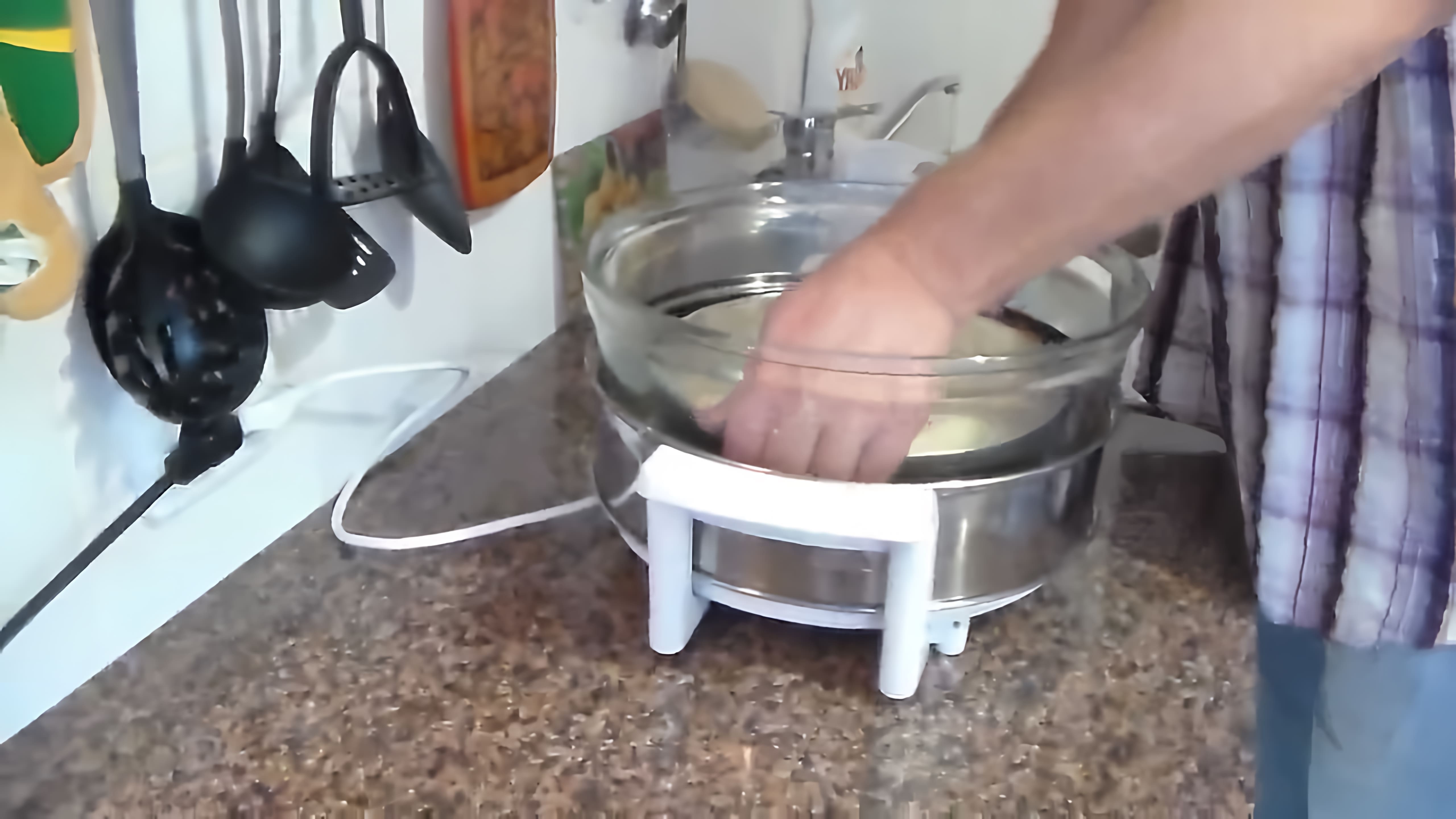В этом видео демонстрируется процесс приготовления творожного пирога в аэрогриле