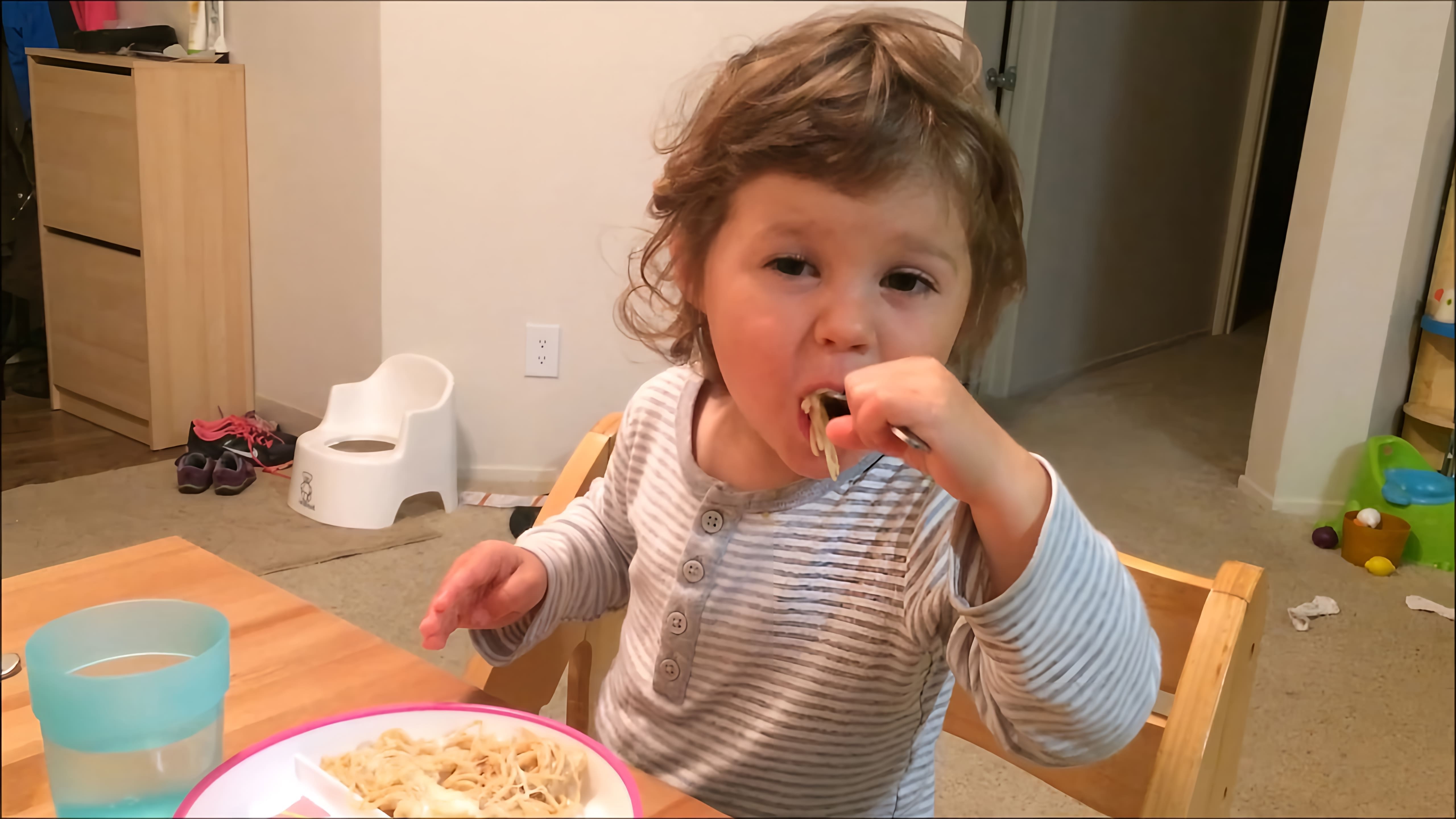 В данном видео представлен рацион питания ребенка в возрасте 2-3 года на два дня