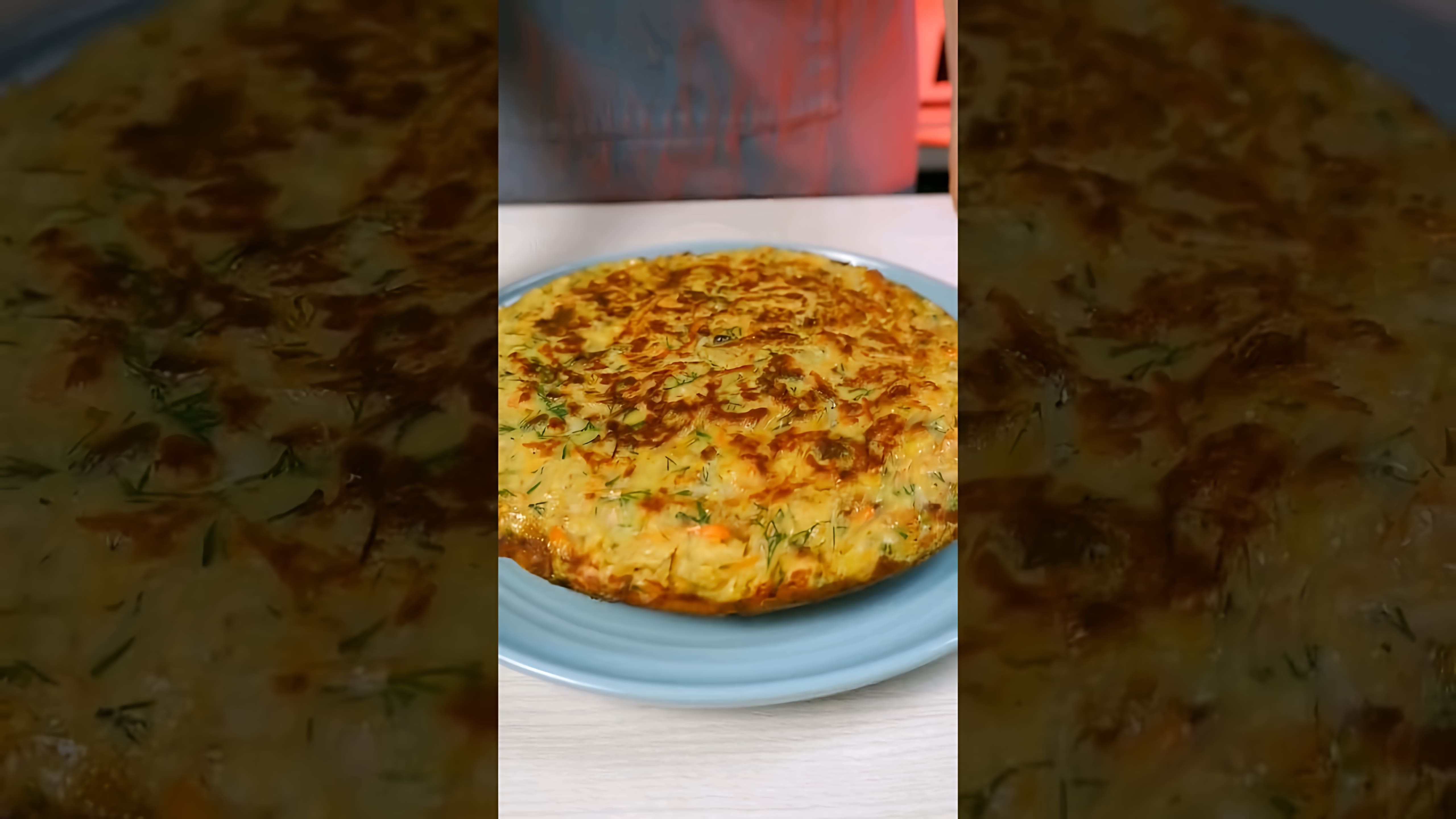 В этом видео демонстрируется рецепт приготовления капустного пирога на сковороде