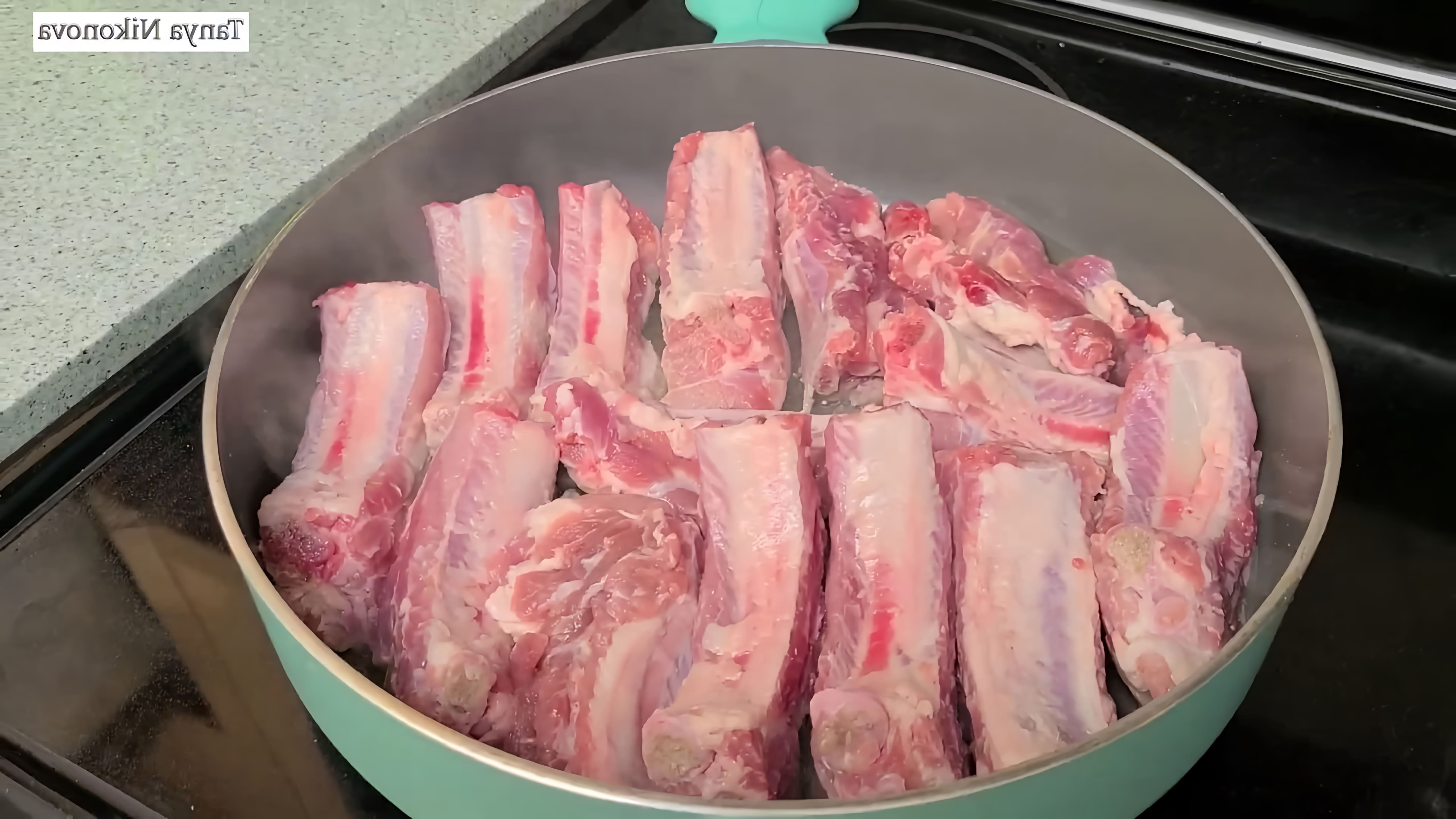В этом видео демонстрируется процесс приготовления свиных ребрышек с тушеной капустой