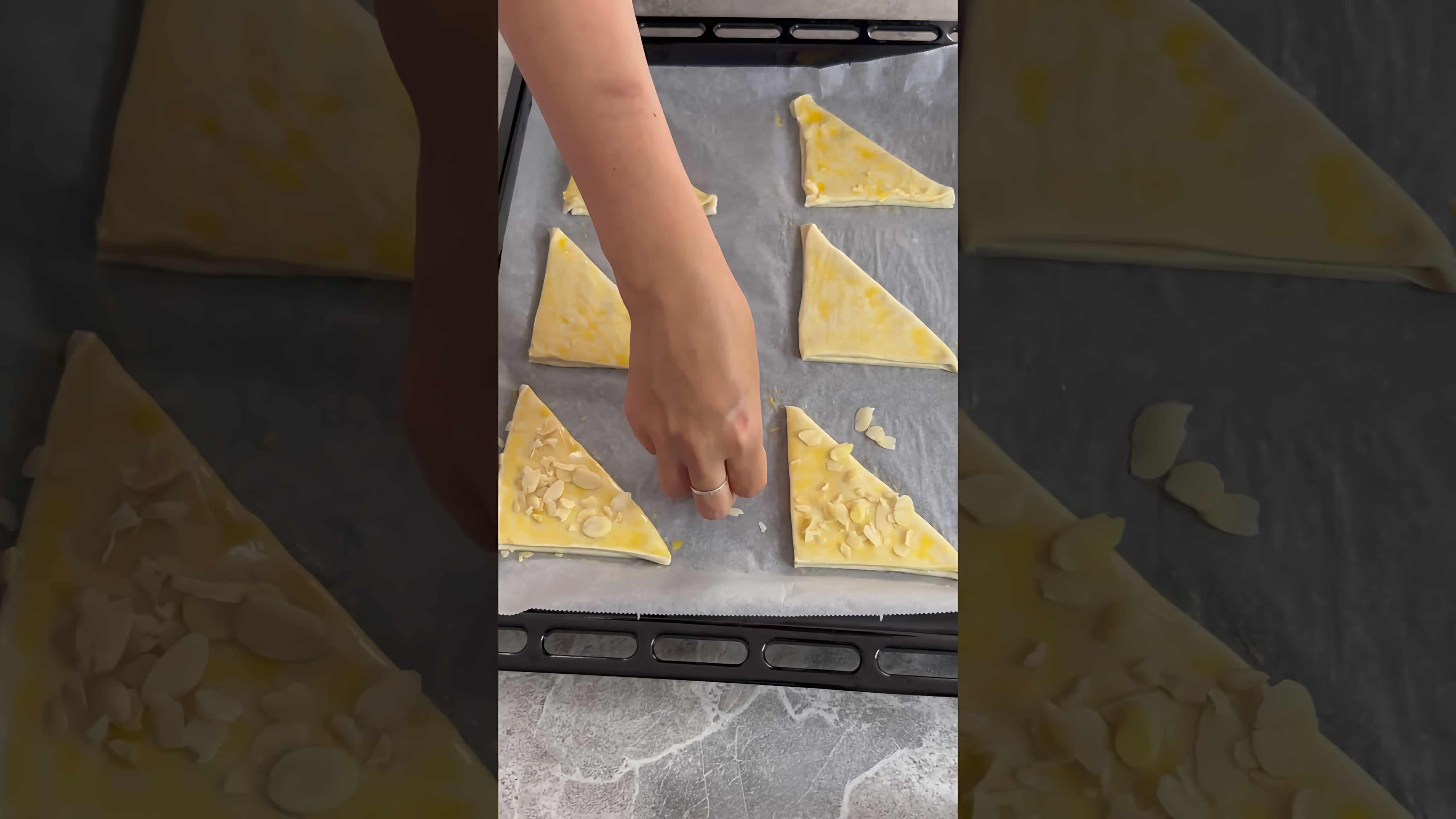 В этом видео демонстрируется простой рецепт приготовления пирожного