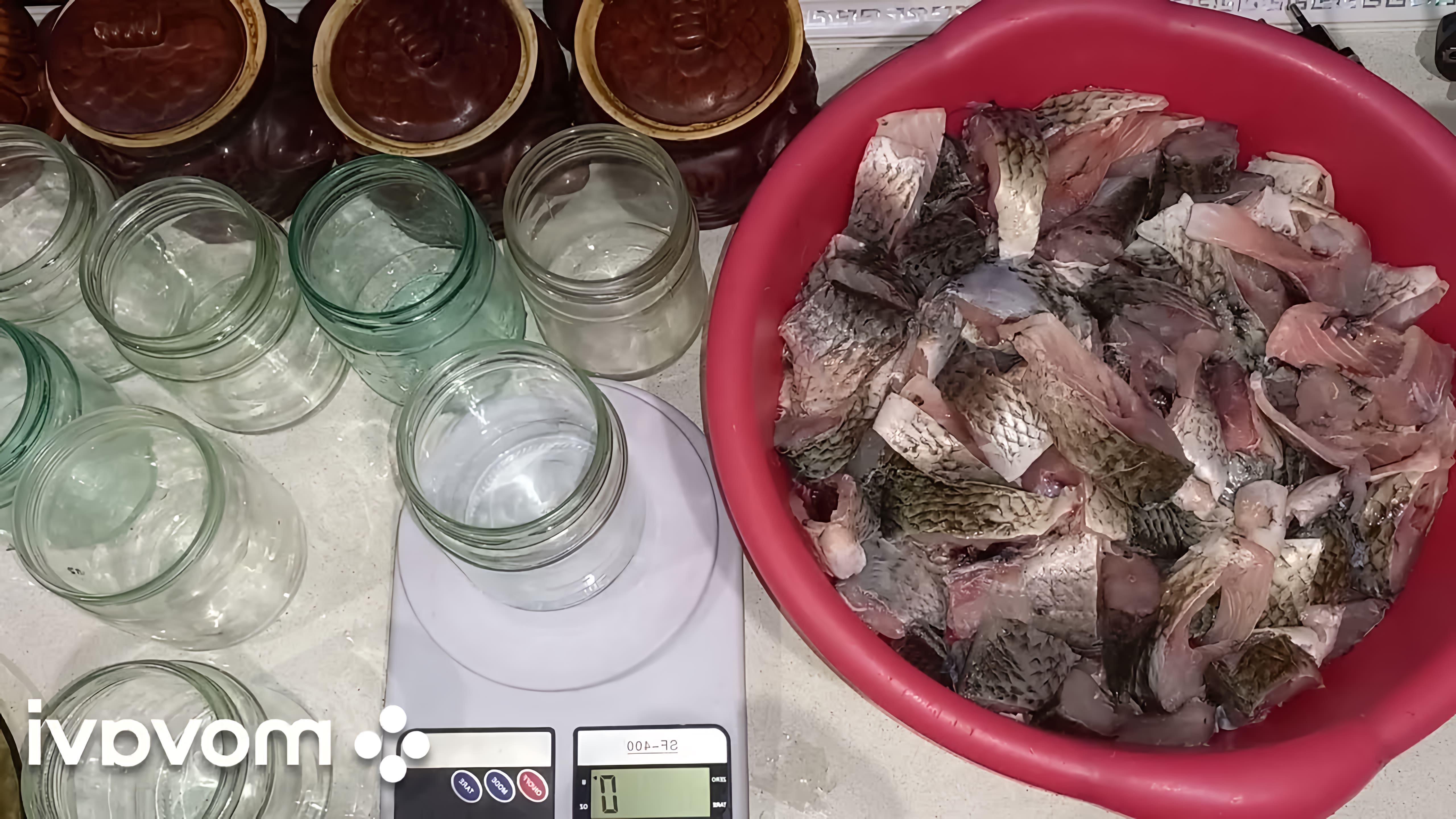 В этом видео демонстрируется процесс приготовления консервов из карасей в автоклаве