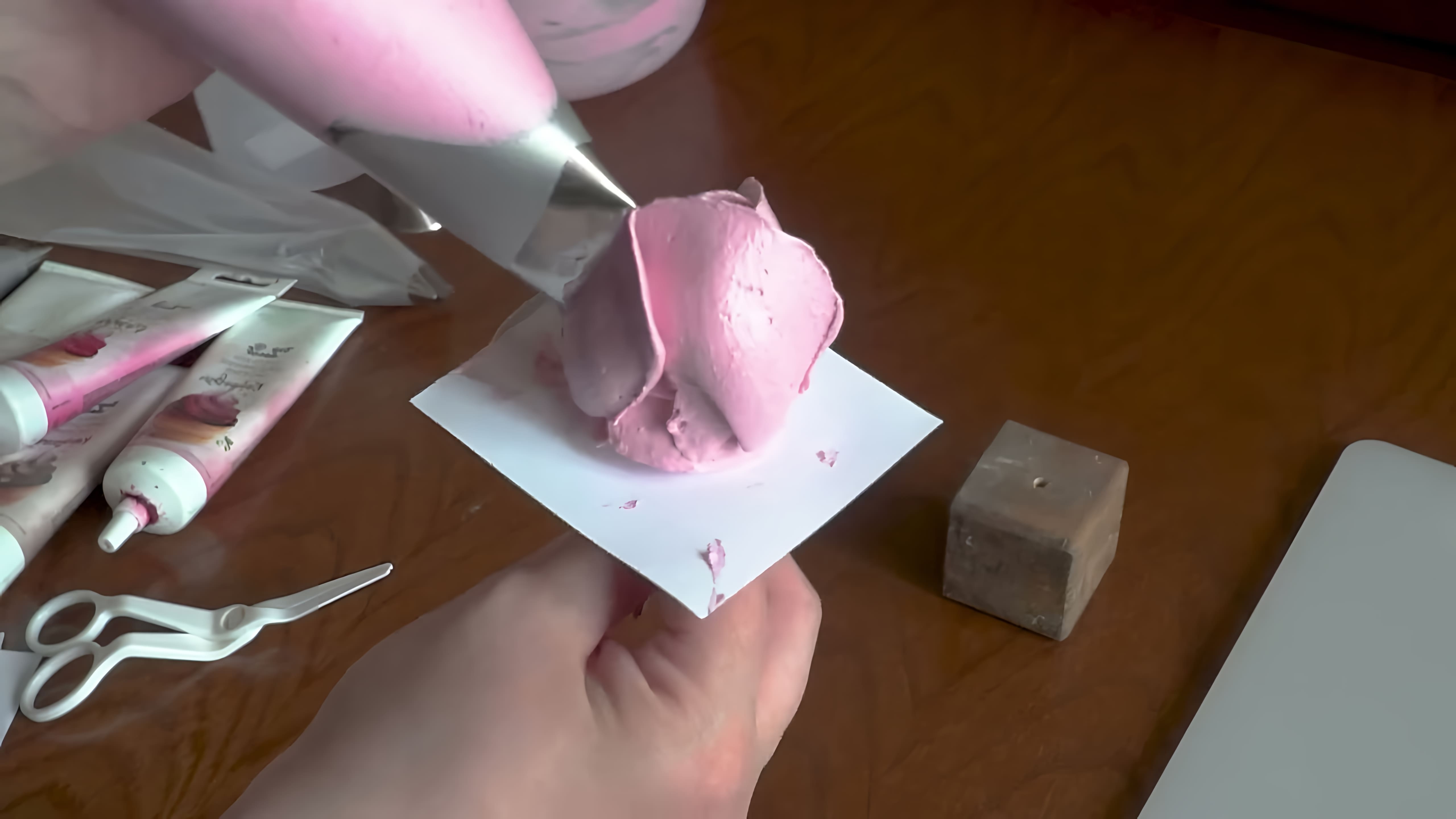 В данном видео демонстрируется процесс создания зефирных роз