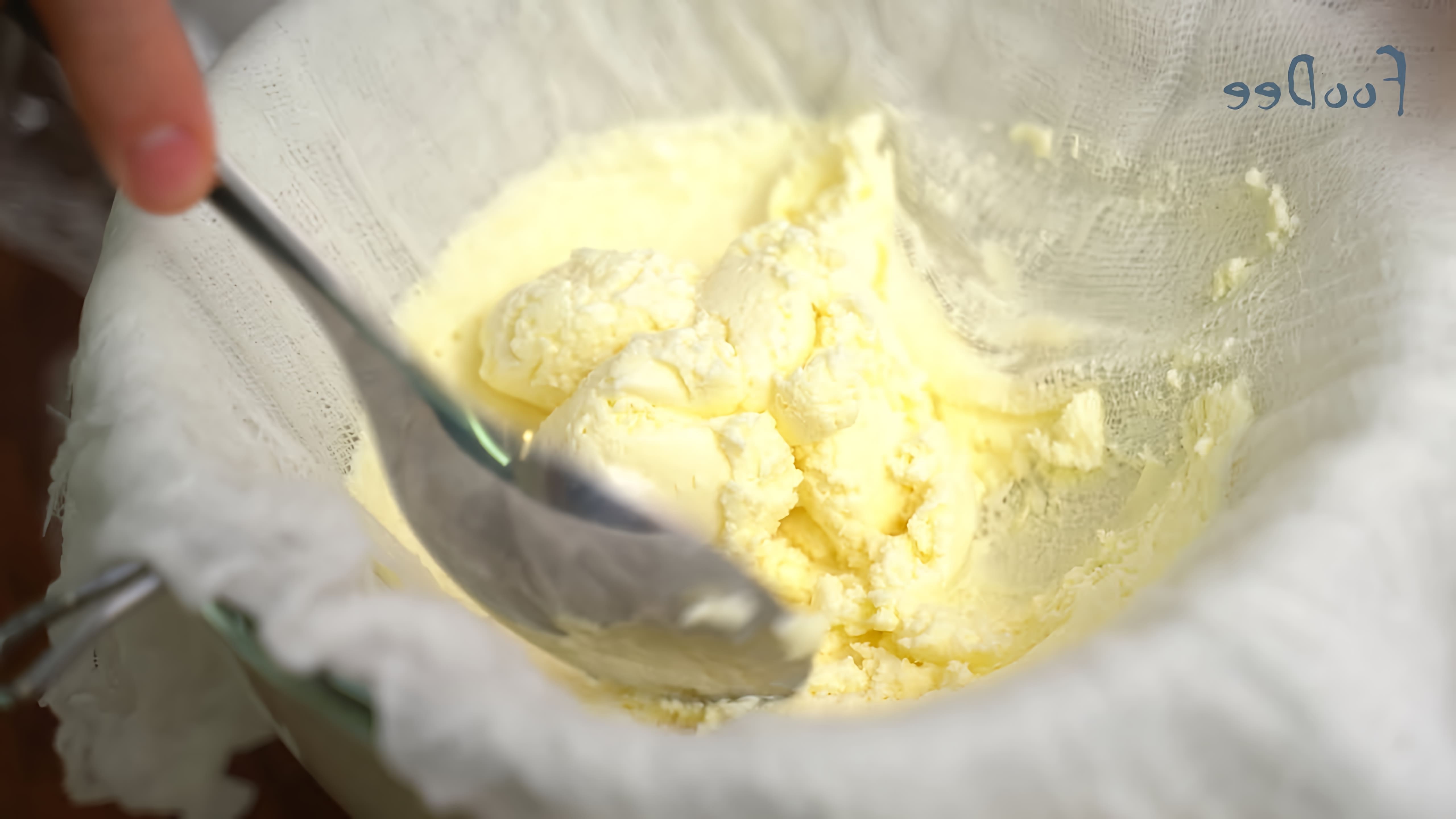 В этом видео демонстрируется процесс приготовления сливочного сыра маскарпоне в домашних условиях