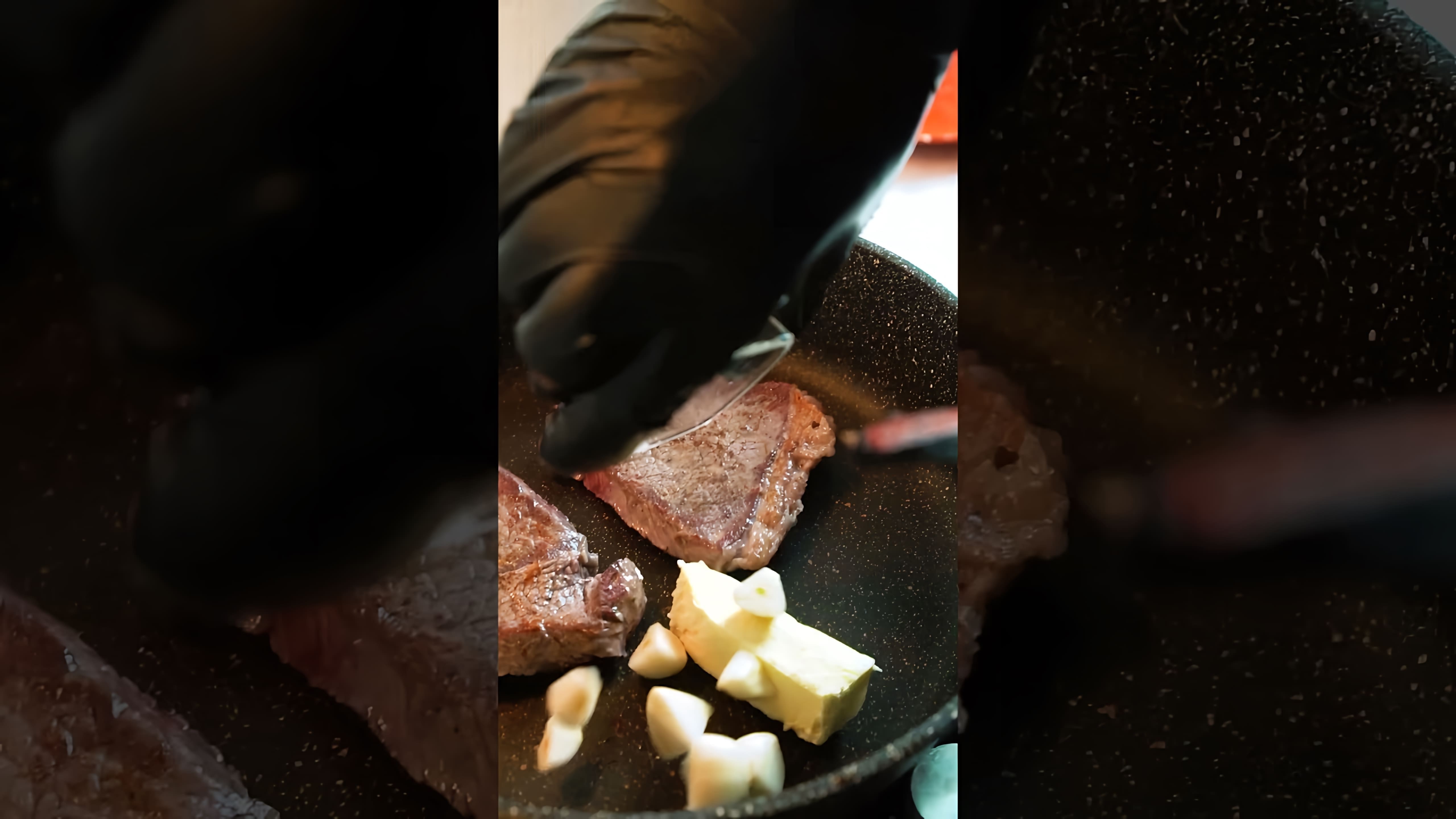В этом видео-ролике вы увидите, как приготовить вкусный и сочный мясной бургер из говядины