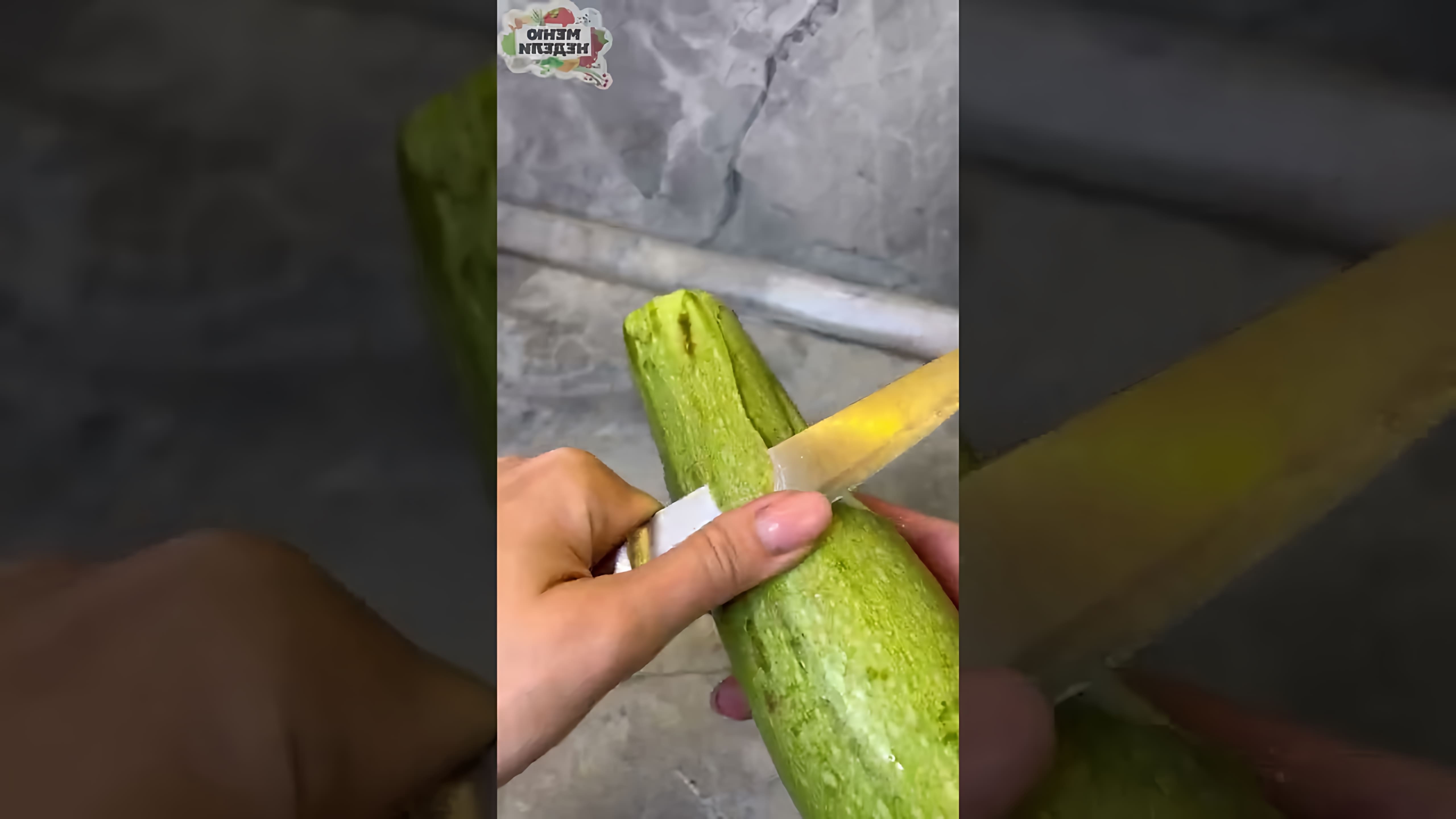 В этом видео-ролике вы увидите, как приготовить вкусное и полезное овощное рагу с кабачками и картофелем