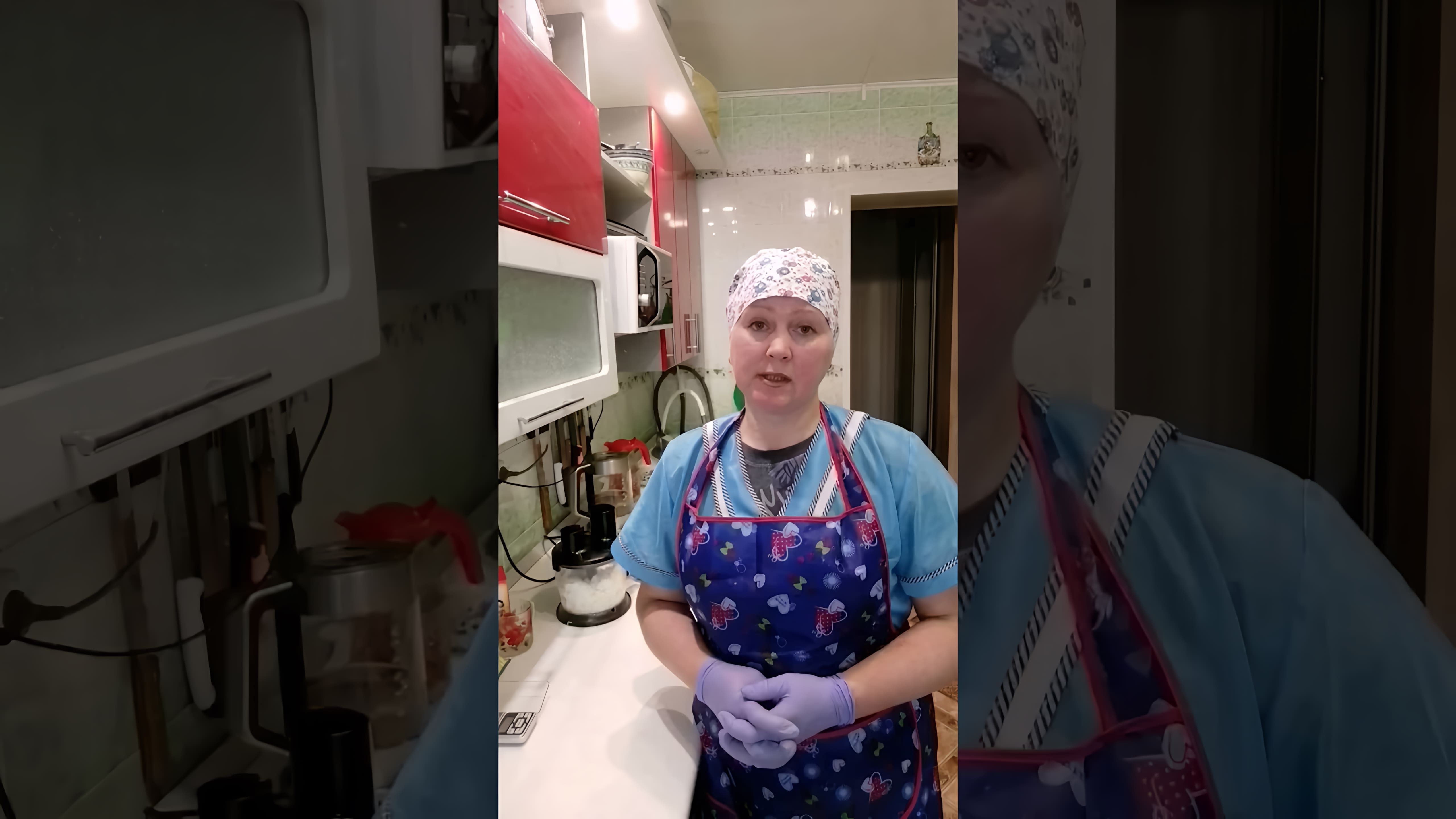 В этом видео демонстрируется рецепт приготовления плавленого сыра из творога