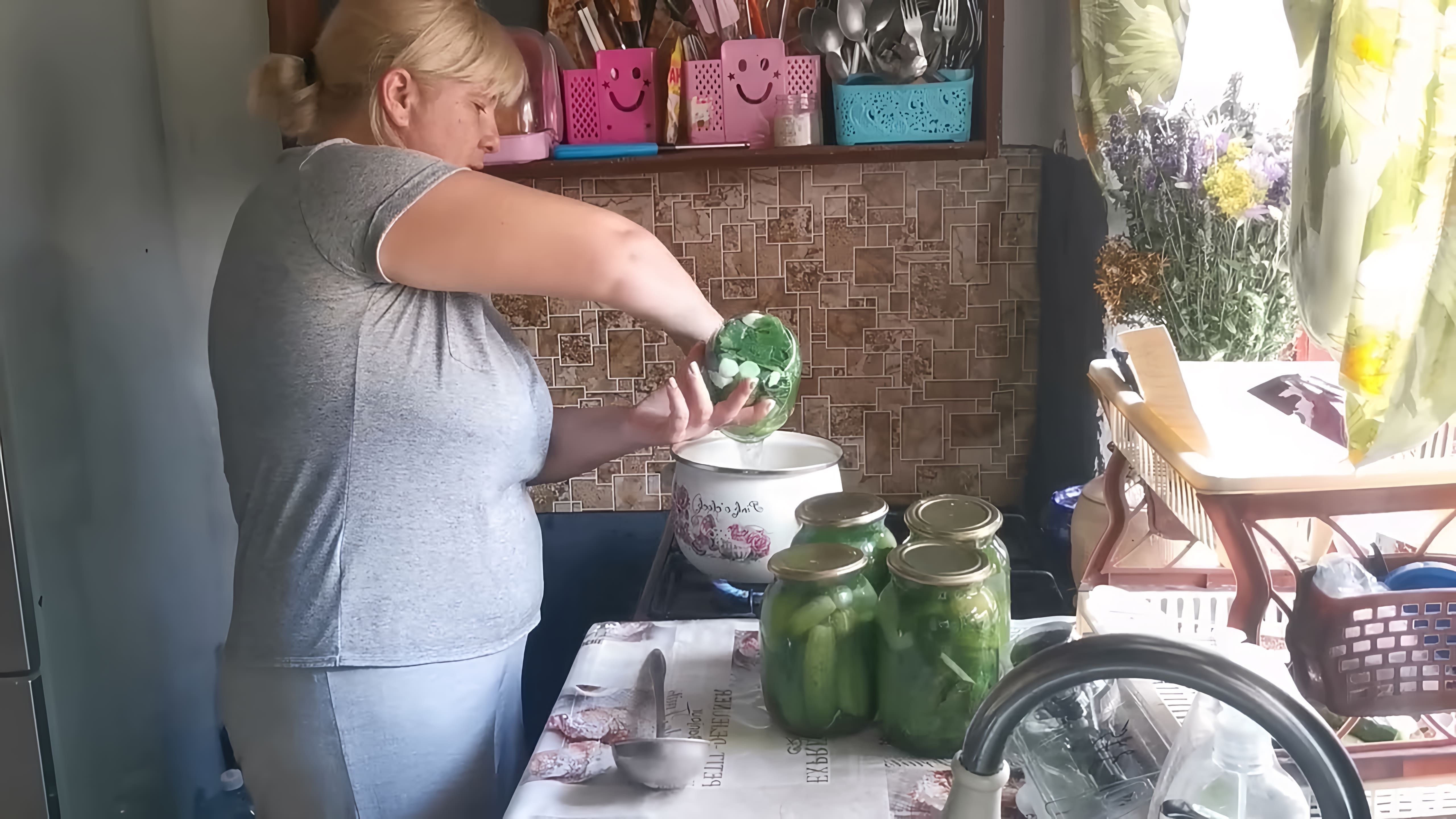 В этом видео девушка показывает, как приготовить огурчики с кетчупом Чили на зиму без стерилизации