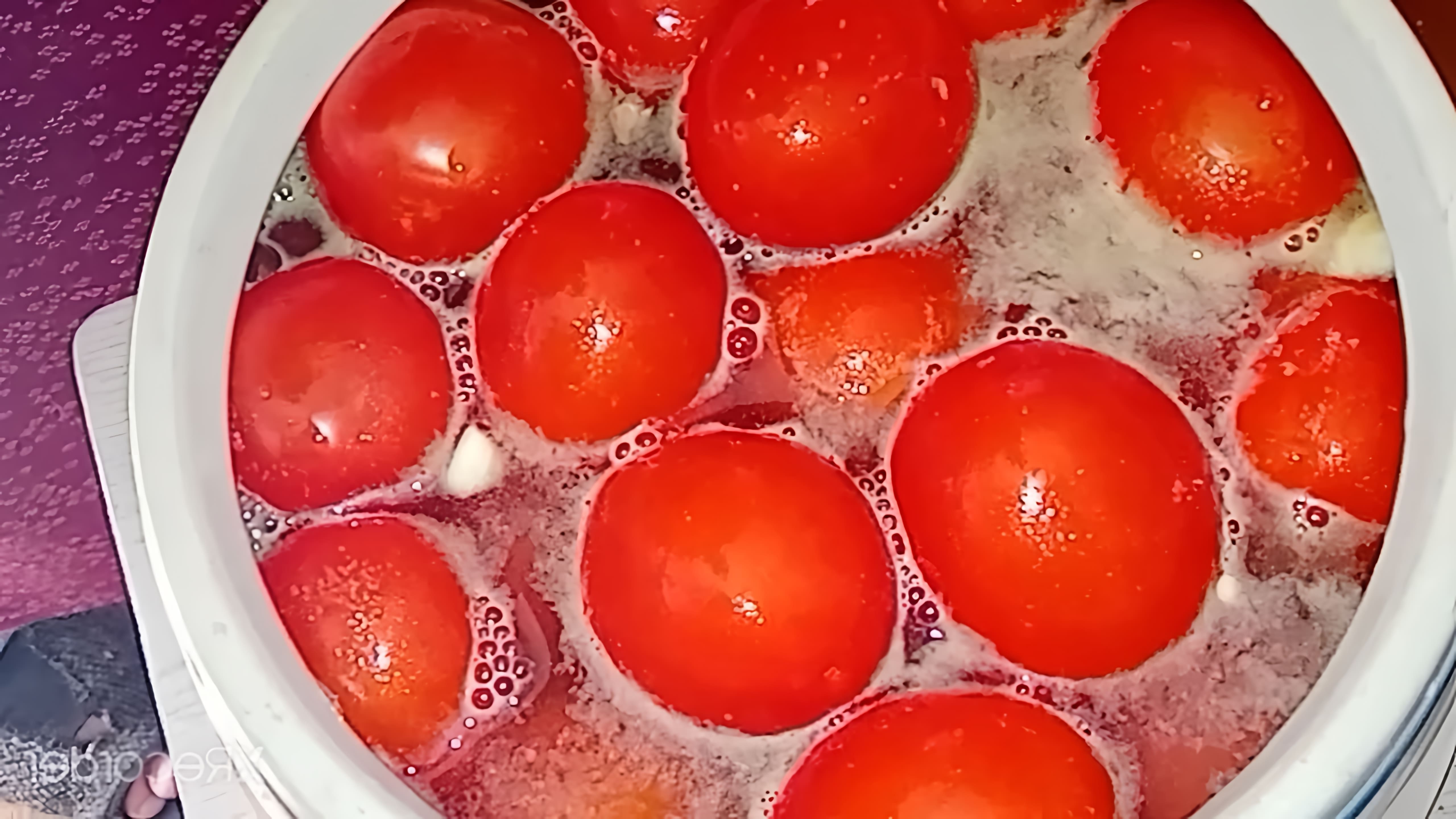 В этом видео демонстрируется процесс приготовления ядреных помидоров с горчицей и водкой