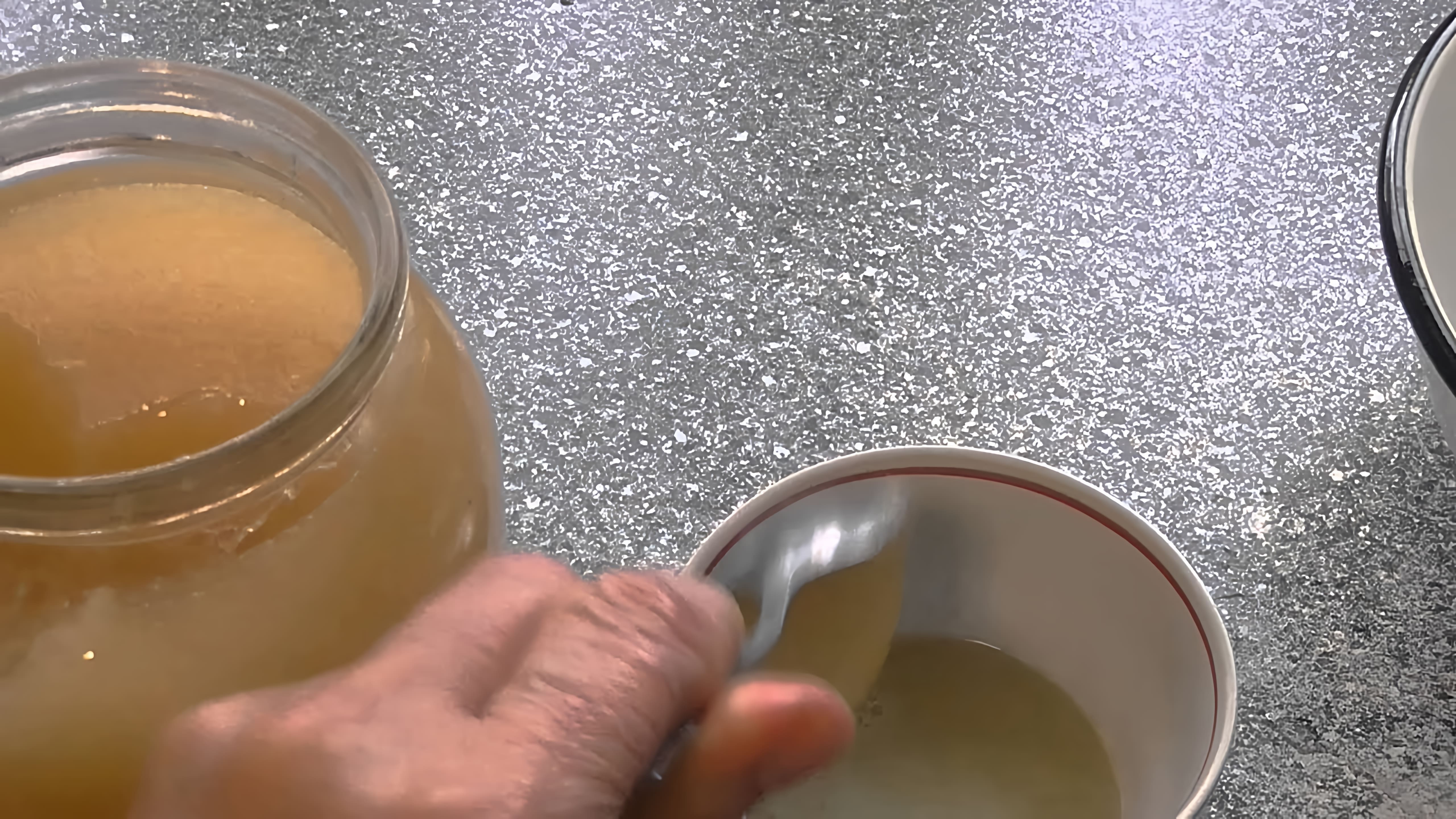 В данном видео демонстрируется рецепт натурального средства от кашля, которое можно приготовить в домашних условиях