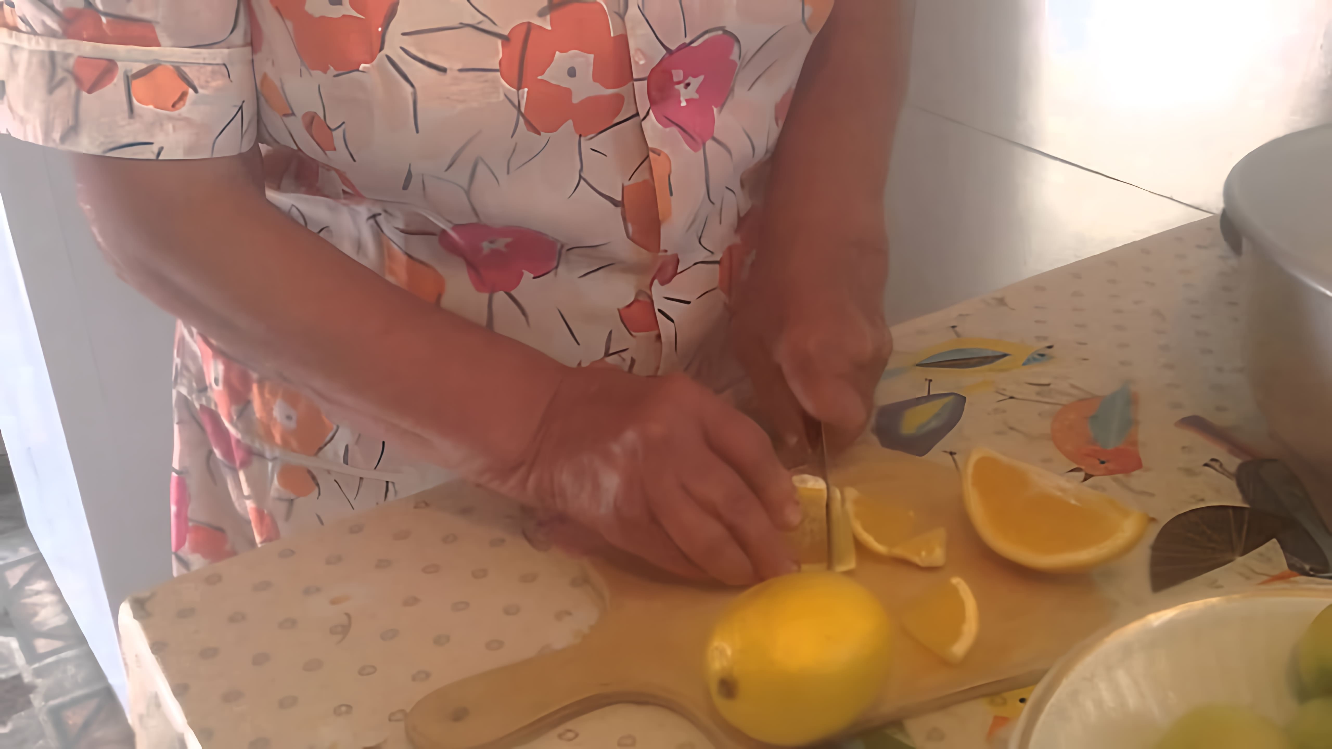 В этом видео бабушка рассказывает о том, как она делает варенье из физалиса