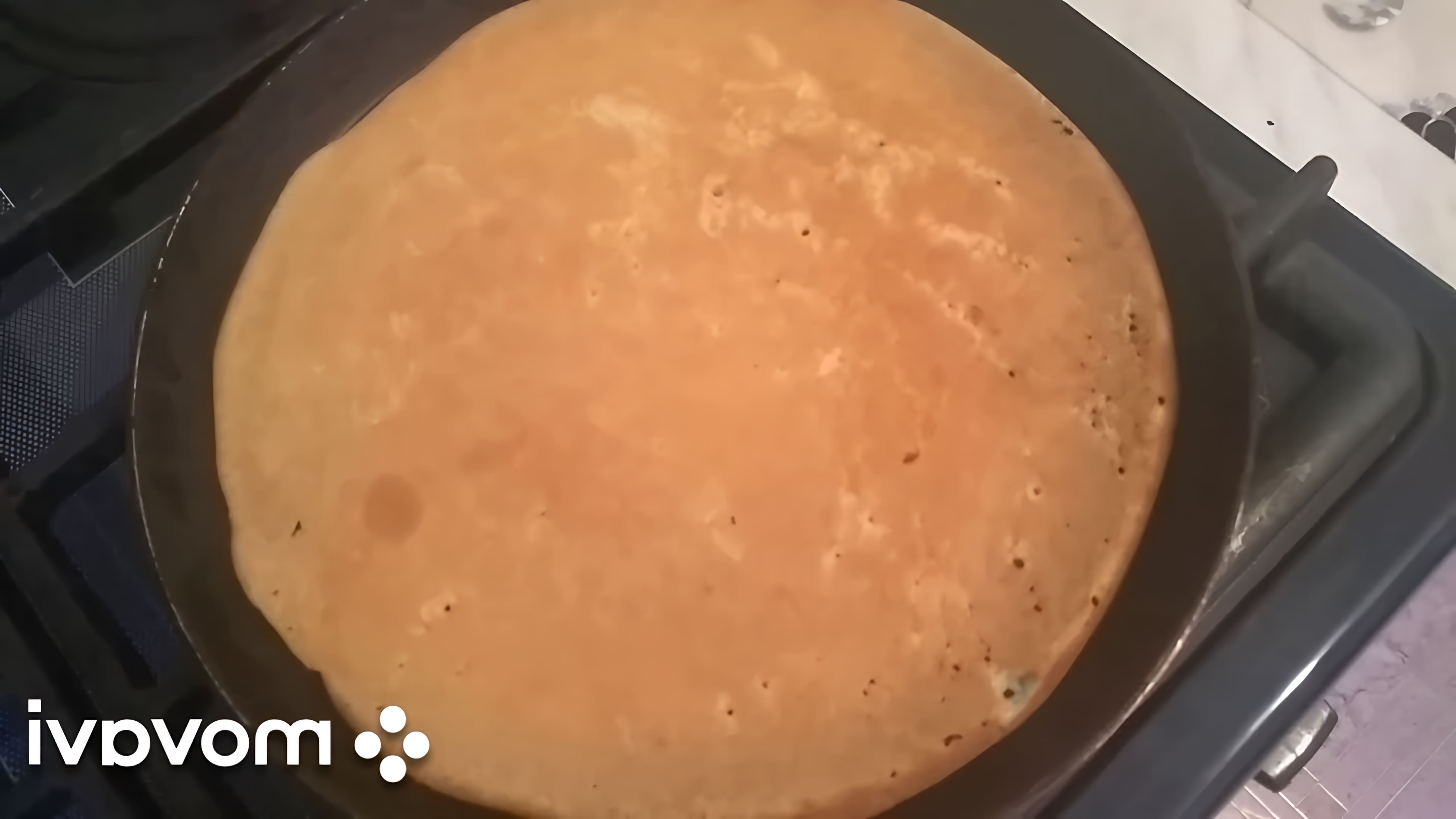 В этом видео демонстрируется процесс приготовления блинчиков из козьего молока