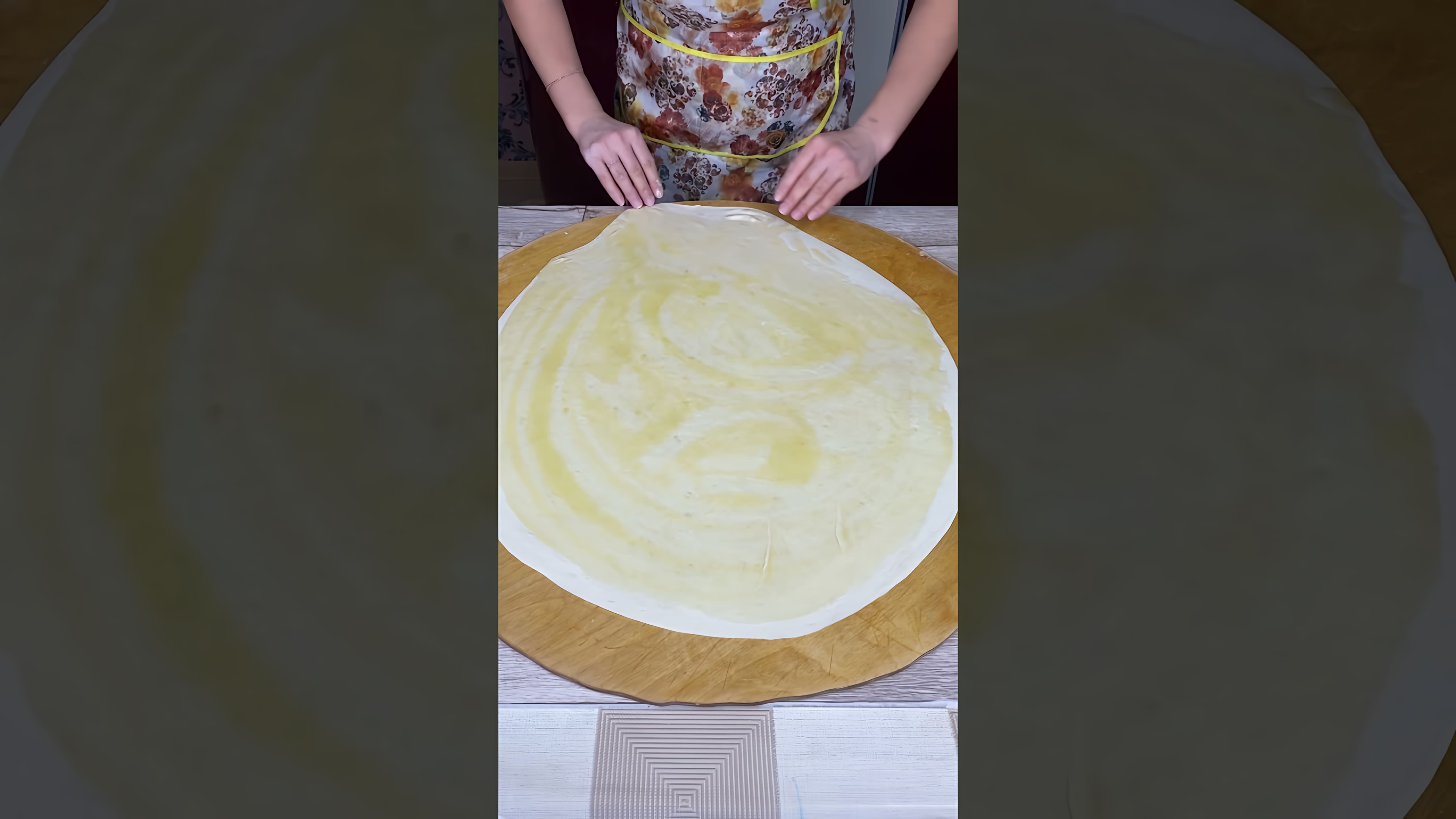 В этом видео-ролике показан процесс приготовления слоёного хлеба