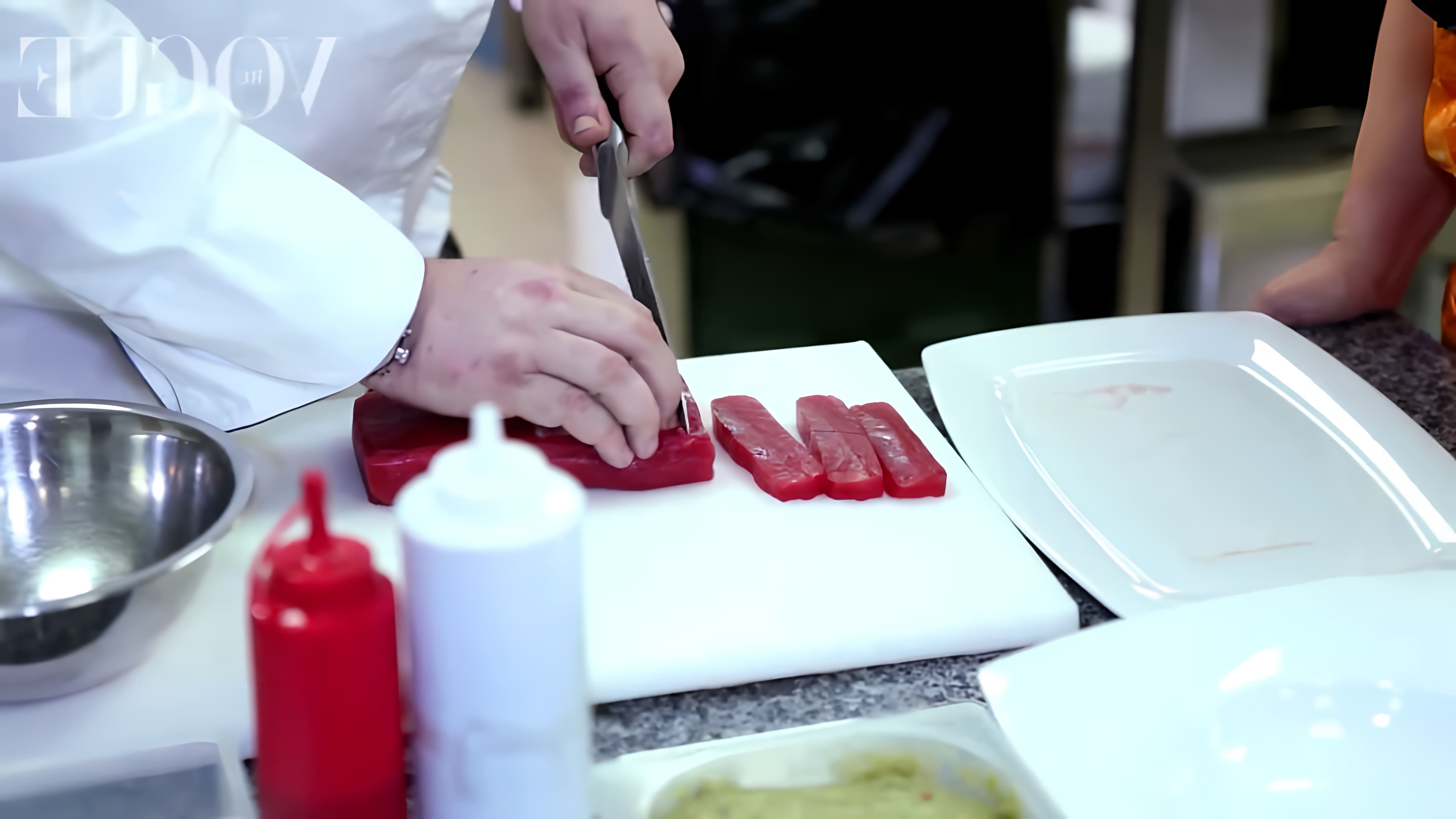 В этом видео-ролике шеф-повар Москвы демонстрирует процесс приготовления тартара из тунца