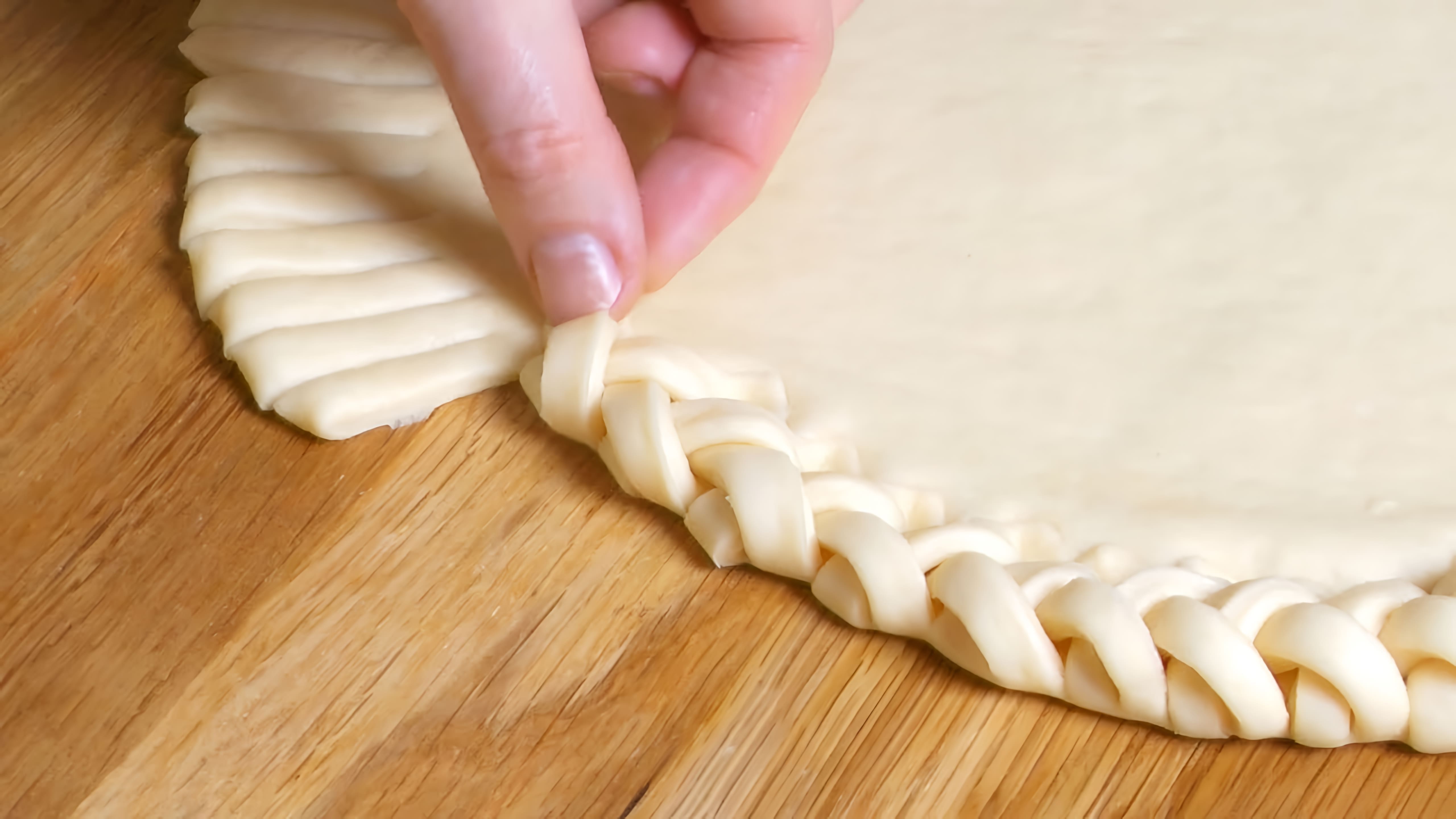 В этом видео демонстрируется процесс приготовления популярного пирога с вареньем &quot;Косичка&quot;