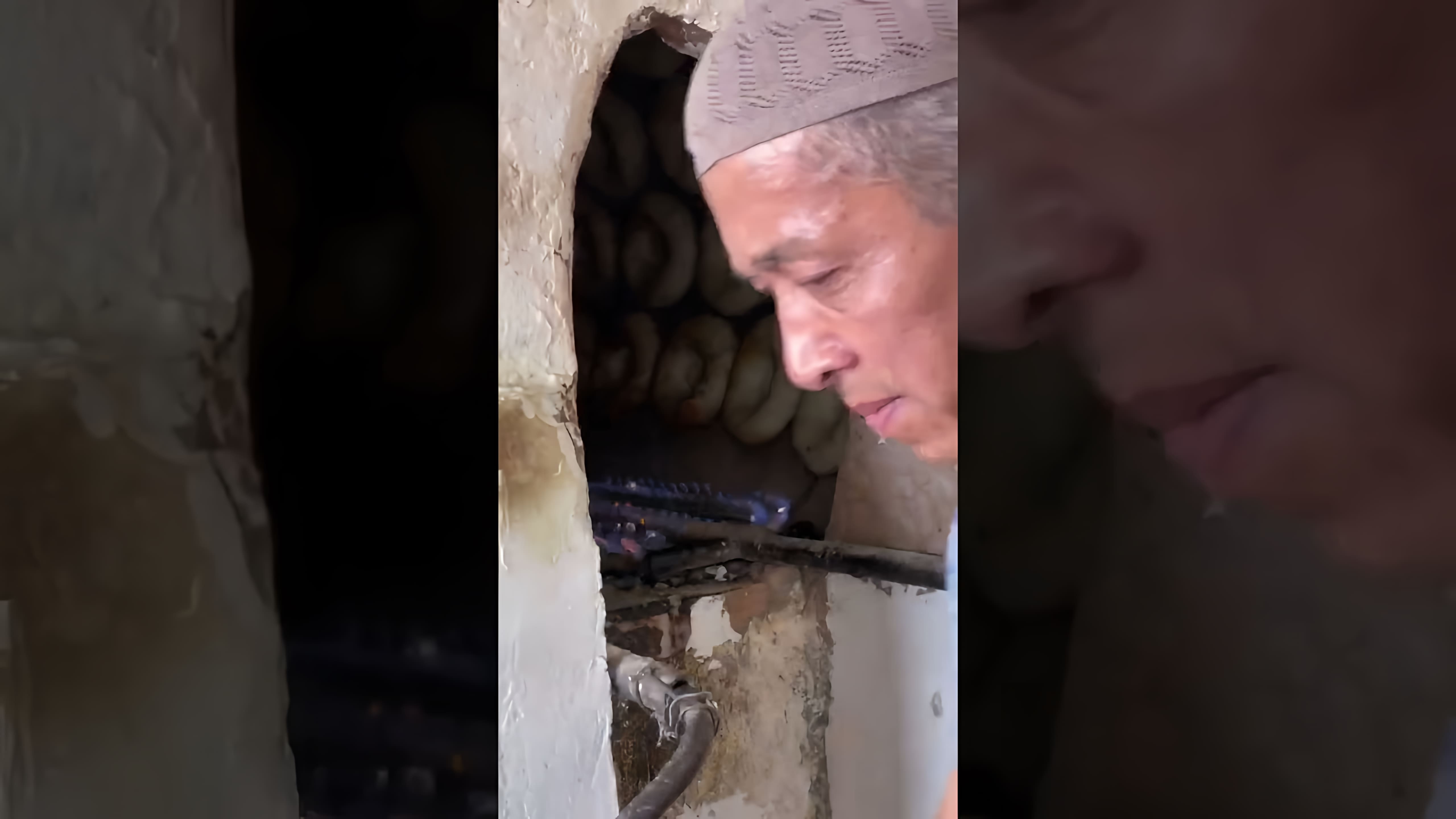 В этом видео-ролике мы увидим процесс приготовления узбекской лепешки в тандыре
