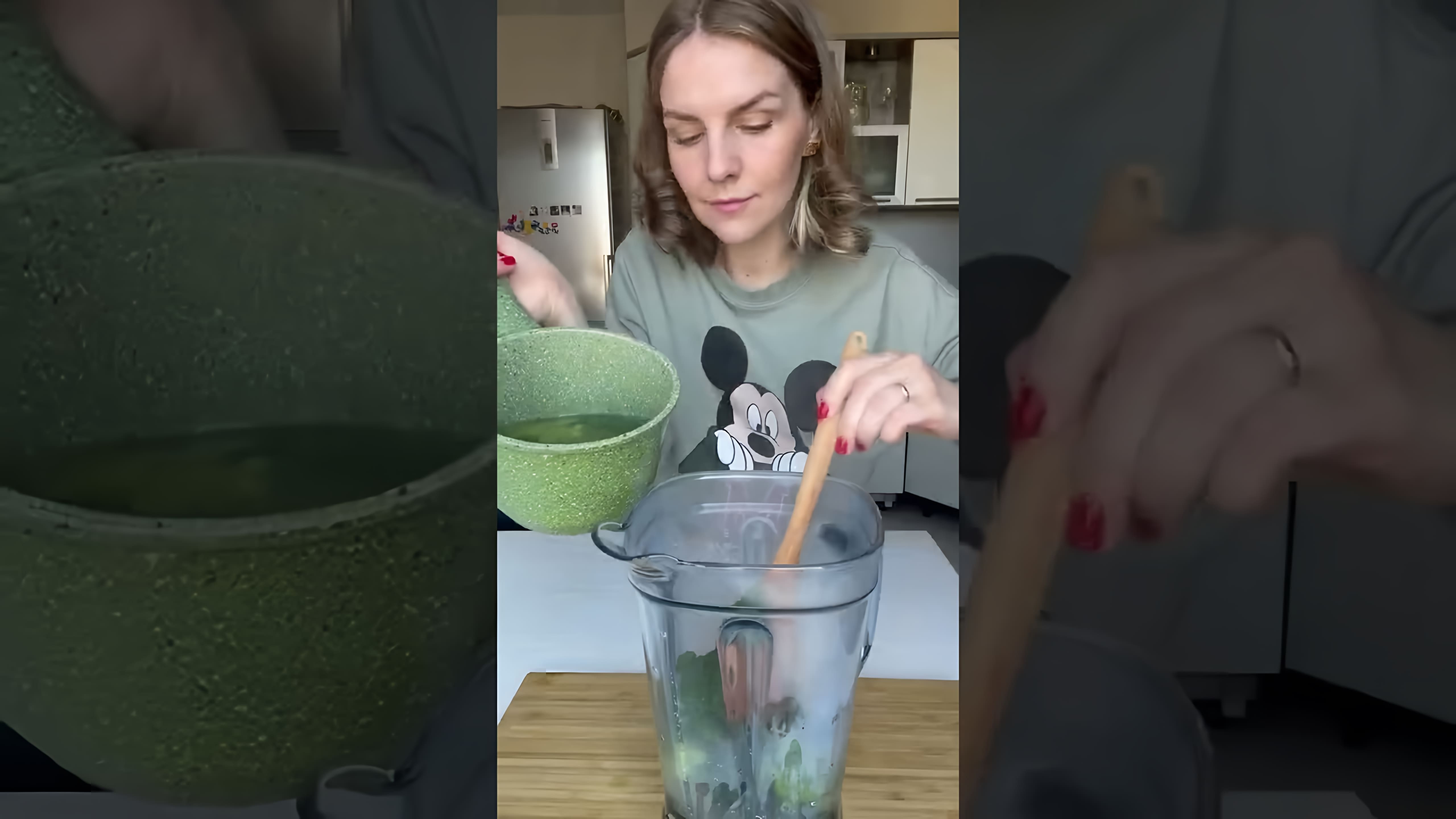 В этом видео демонстрируется рецепт приготовления зелёной пасты с брокколи и шпинатом