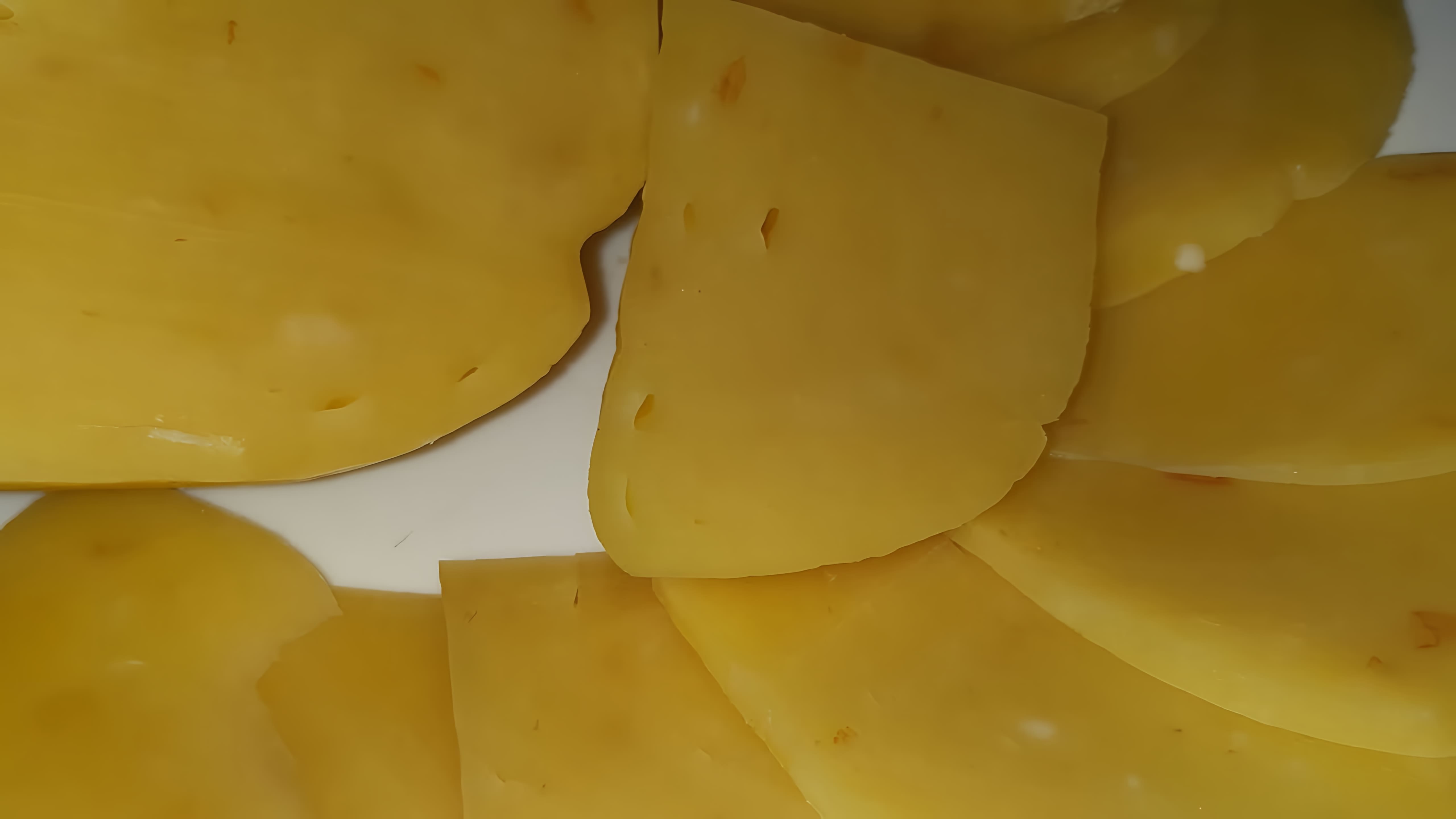 В этом видео демонстрируется процесс приготовления домашнего сыра из творога