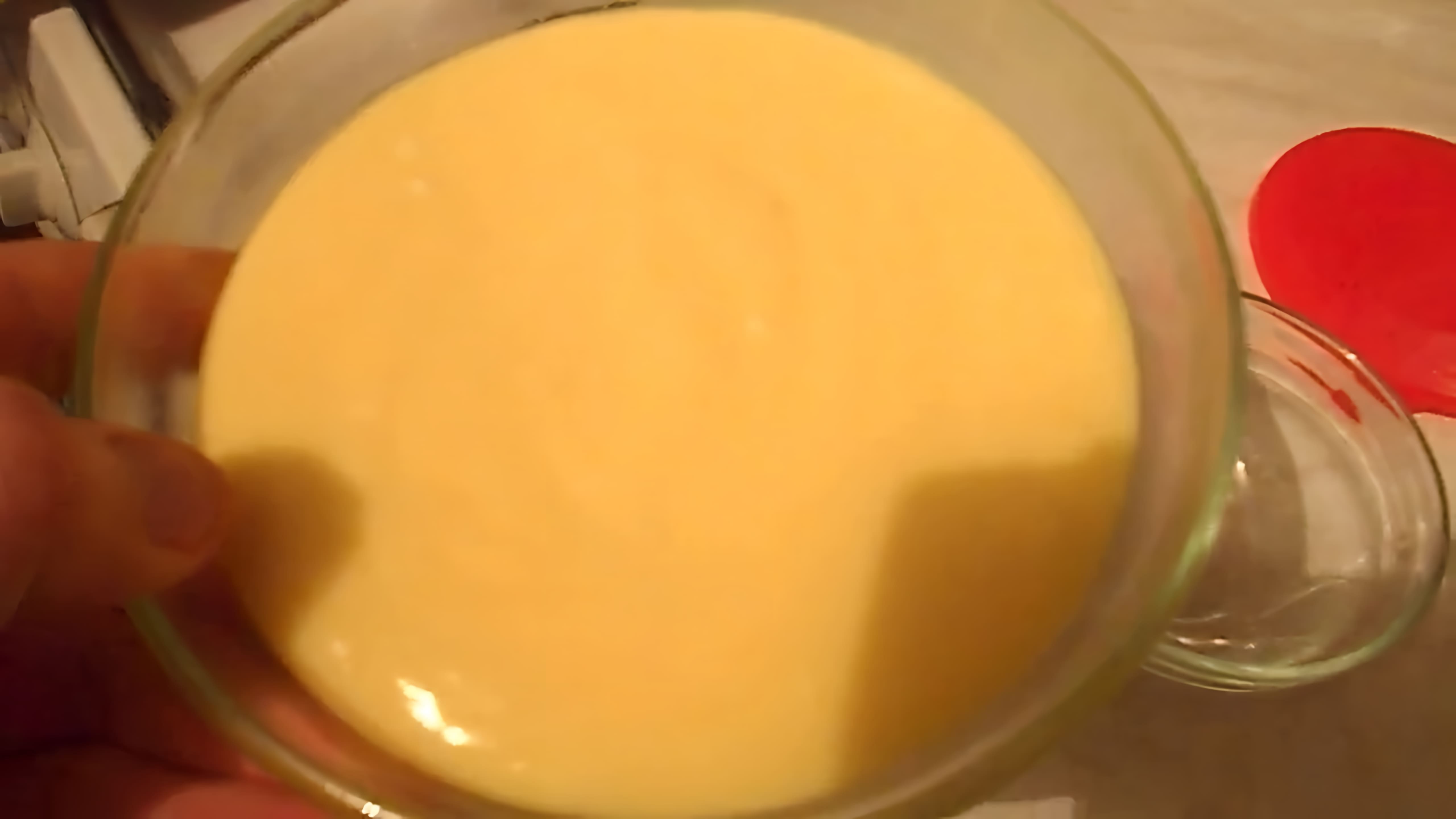 В данном видео демонстрируется процесс приготовления плавленого сыра из творога
