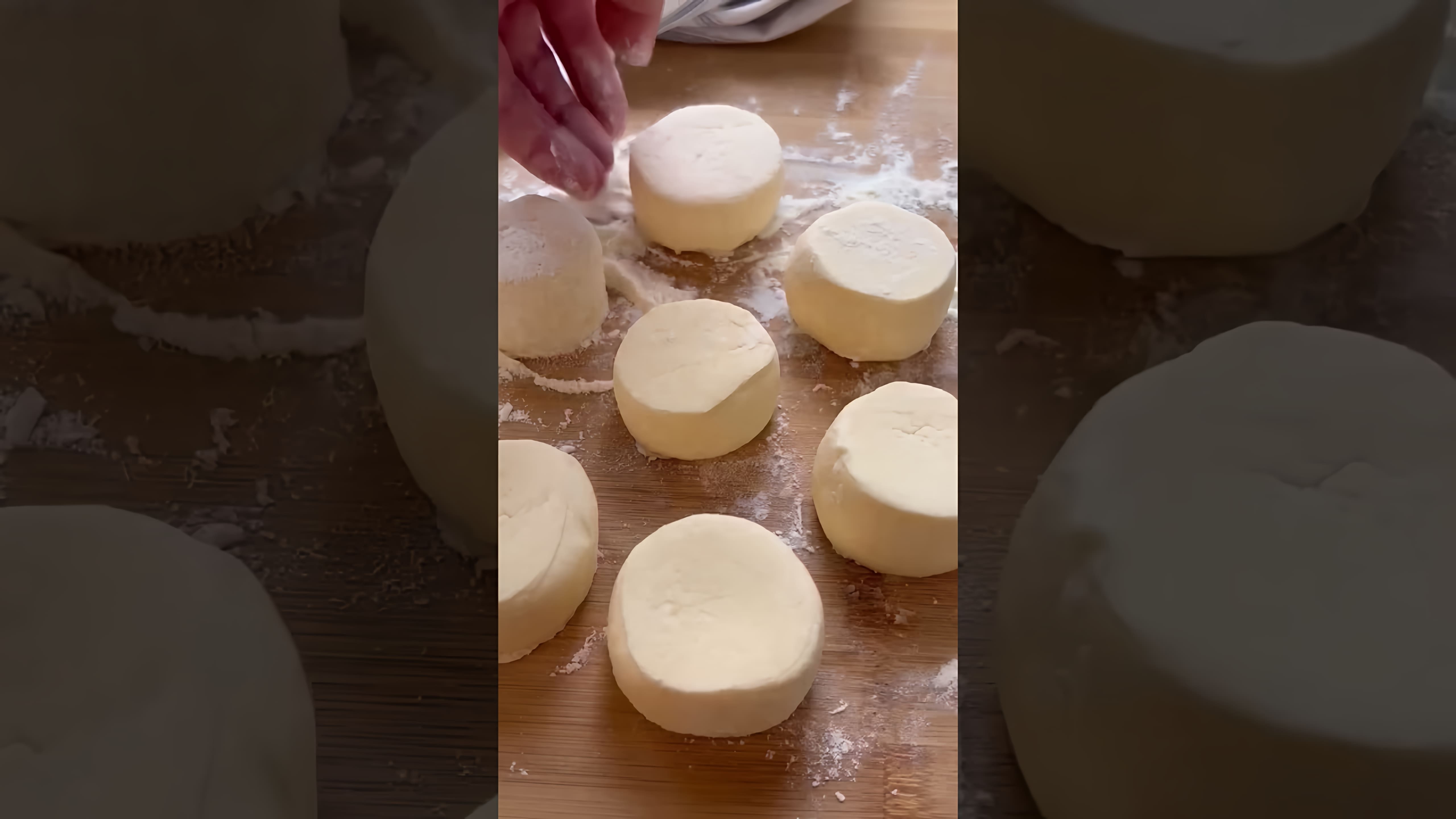 В этом видео демонстрируется рецепт приготовления воздушных сырников из четырех ингредиентов
