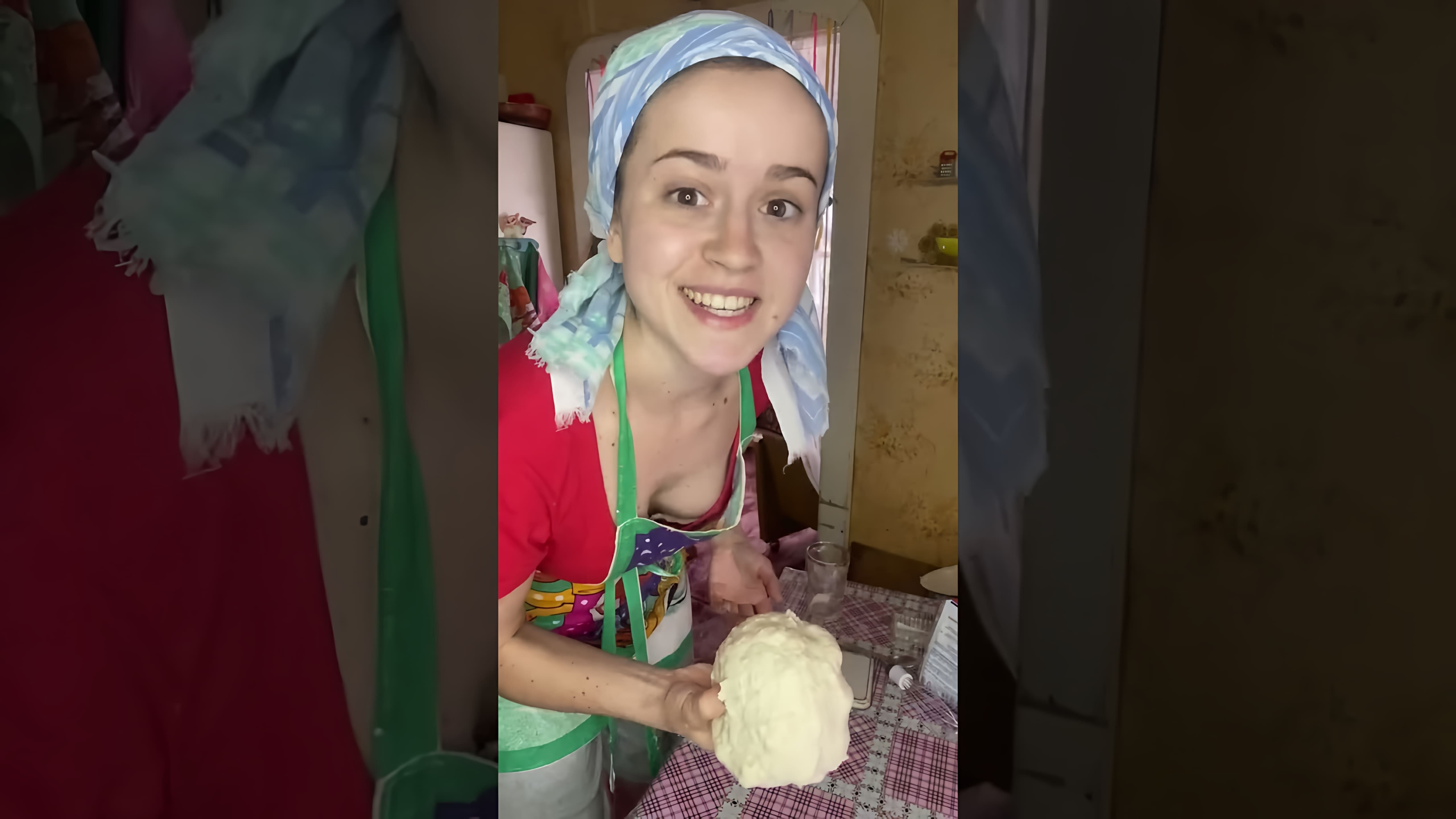 В этом видео демонстрируется процесс приготовления домашнего хлеба
