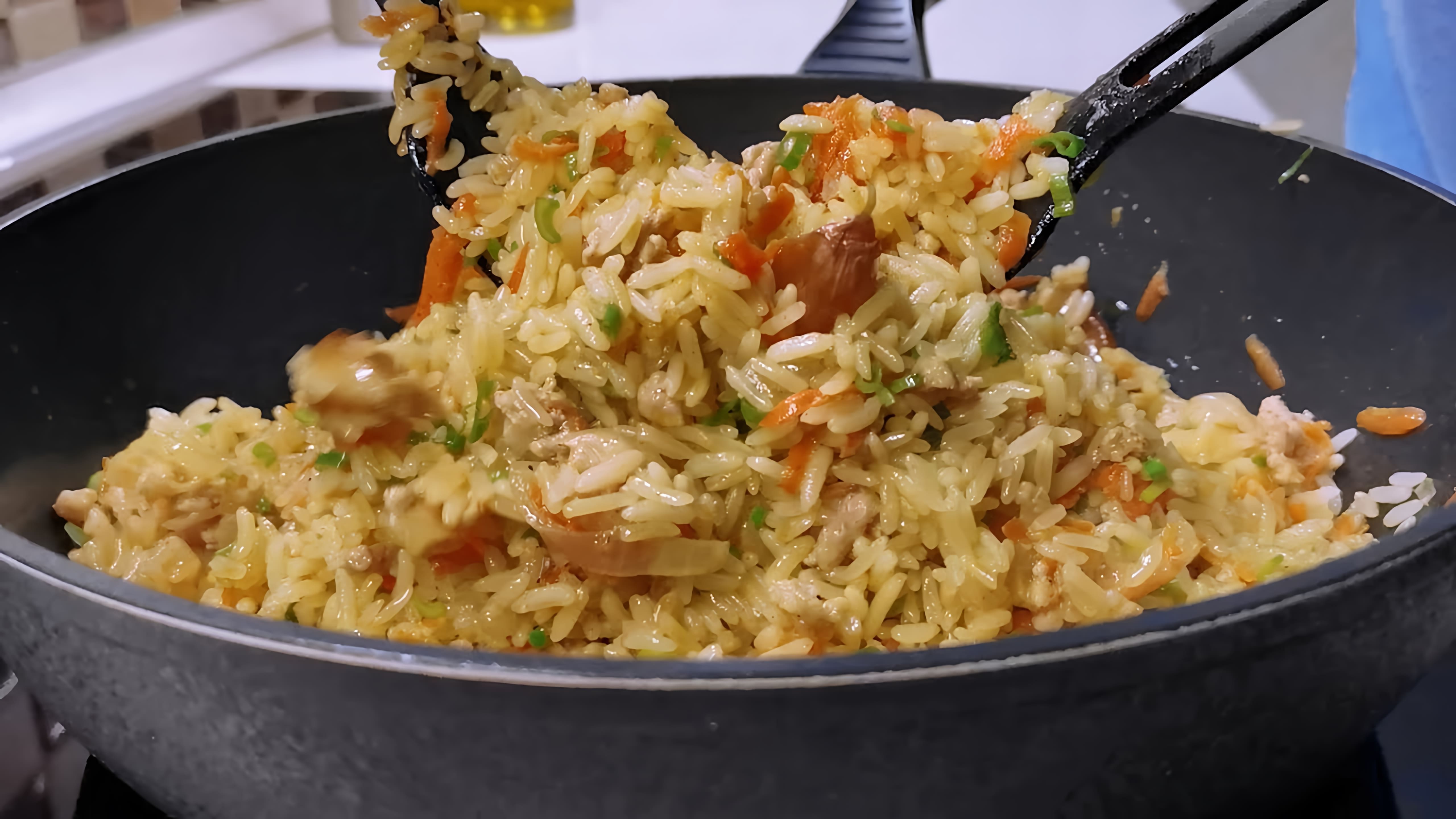 В этом видео-ролике демонстрируется процесс приготовления риса с фаршем на сковороде