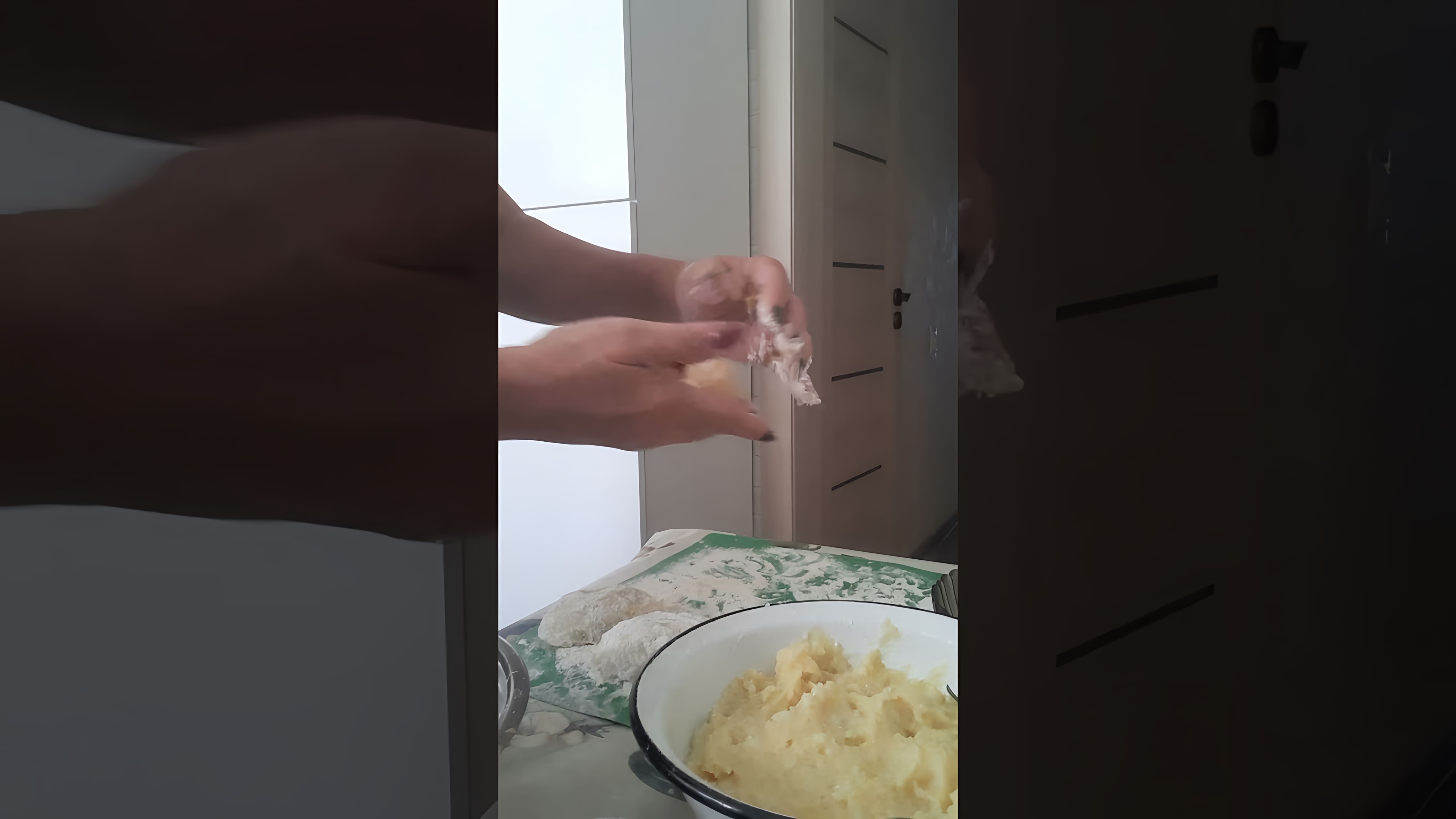 В данном видео демонстрируется процесс приготовления картофельных зраз с куриной печенью