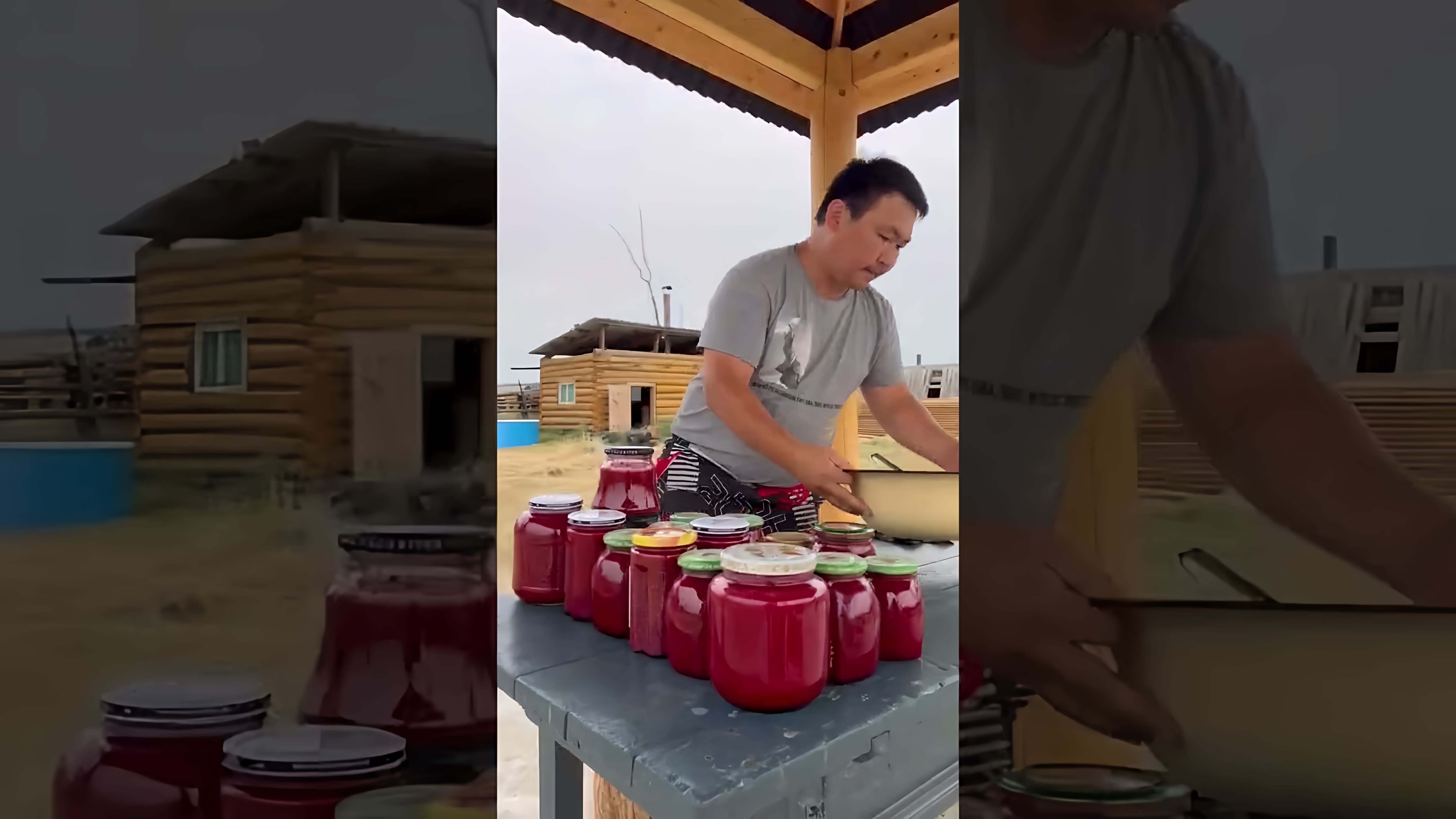 В этом видео-ролике рассказывается о процессе приготовления варенья из красной смородины, которое является отличным способом запастись на зиму