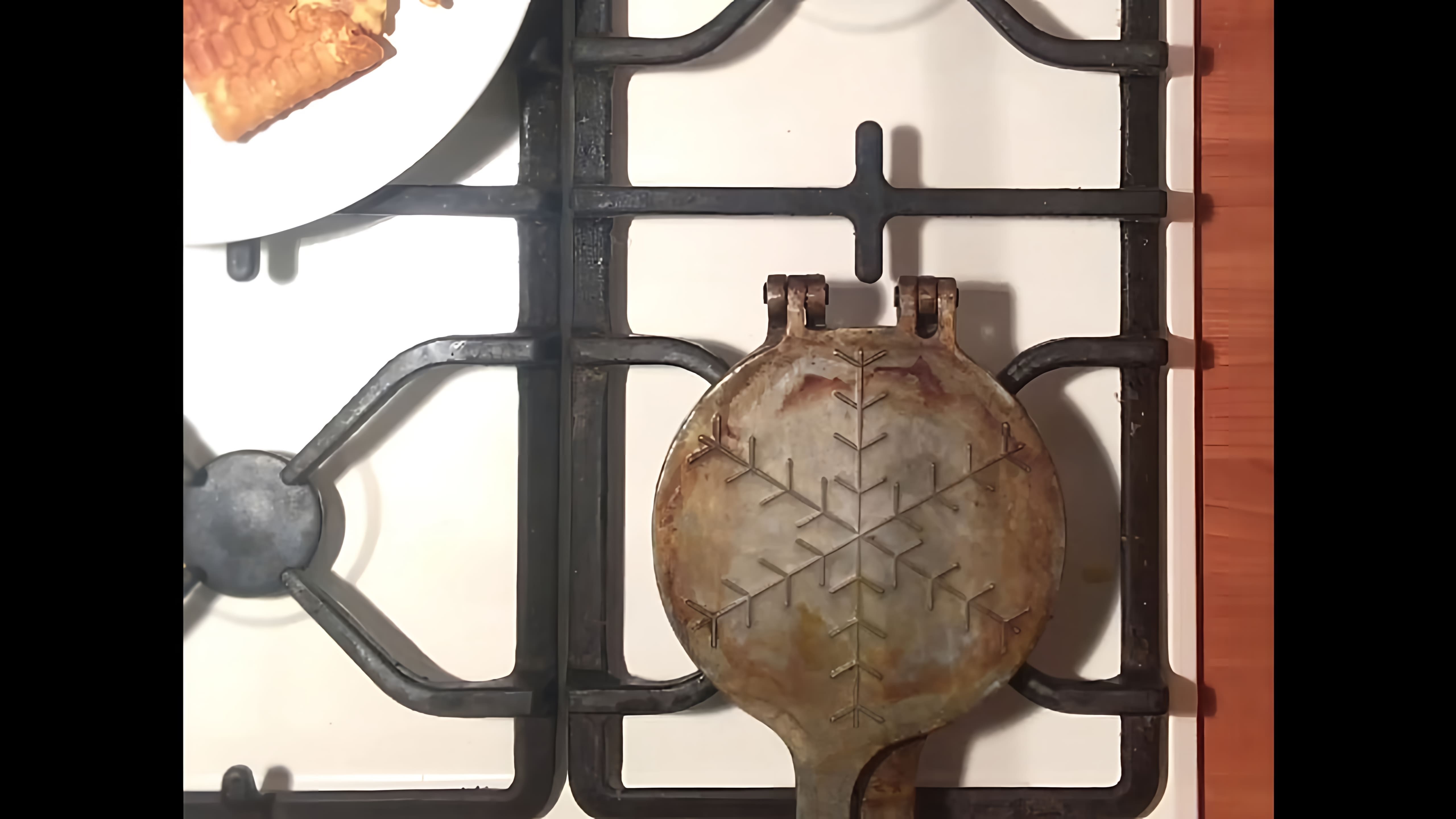 В этом видео демонстрируется рецепт приготовления вафель по старому советскому рецепту