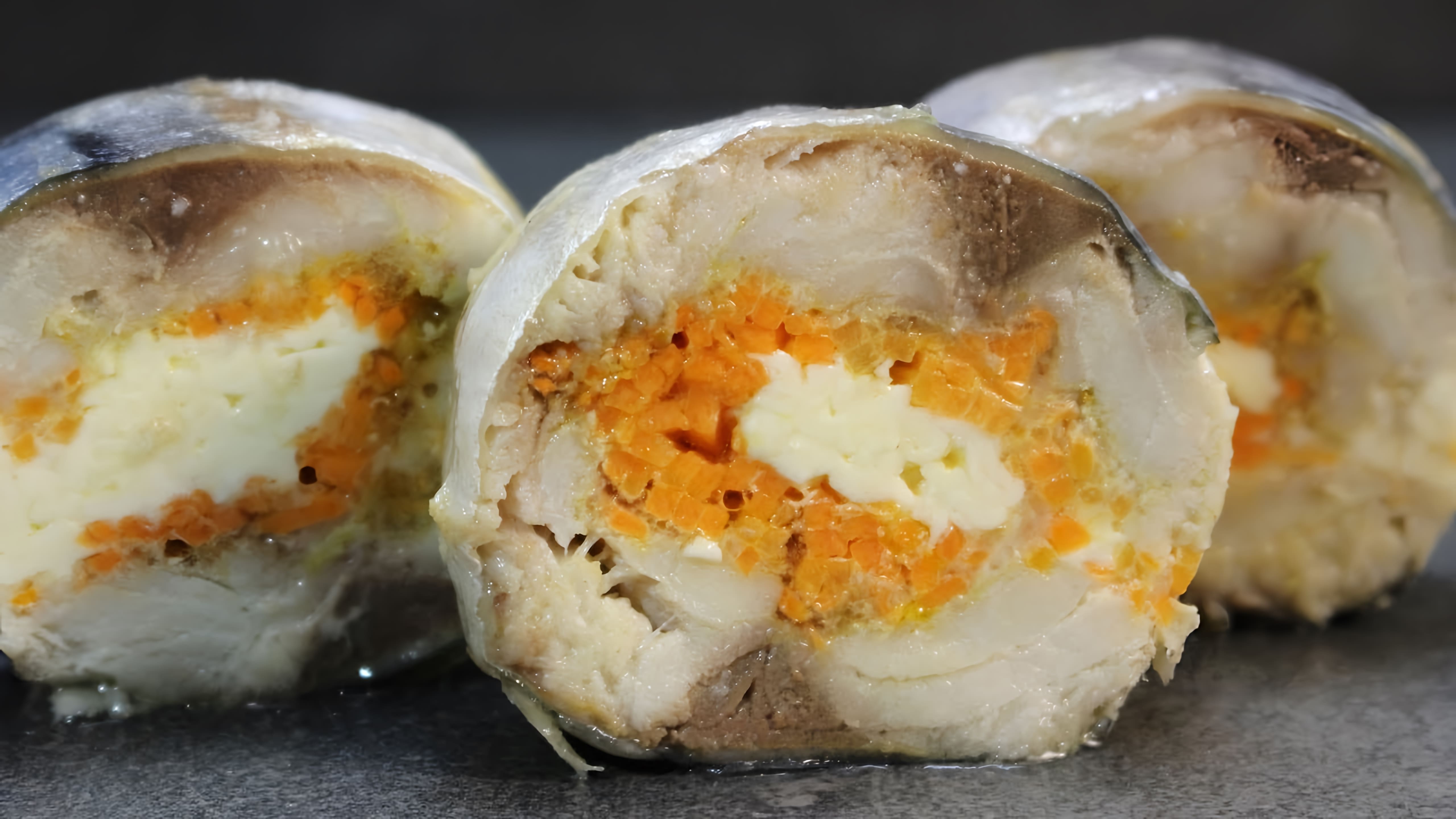 В этом видео демонстрируется процесс приготовления рулета из скумбрии с морковью и сыром