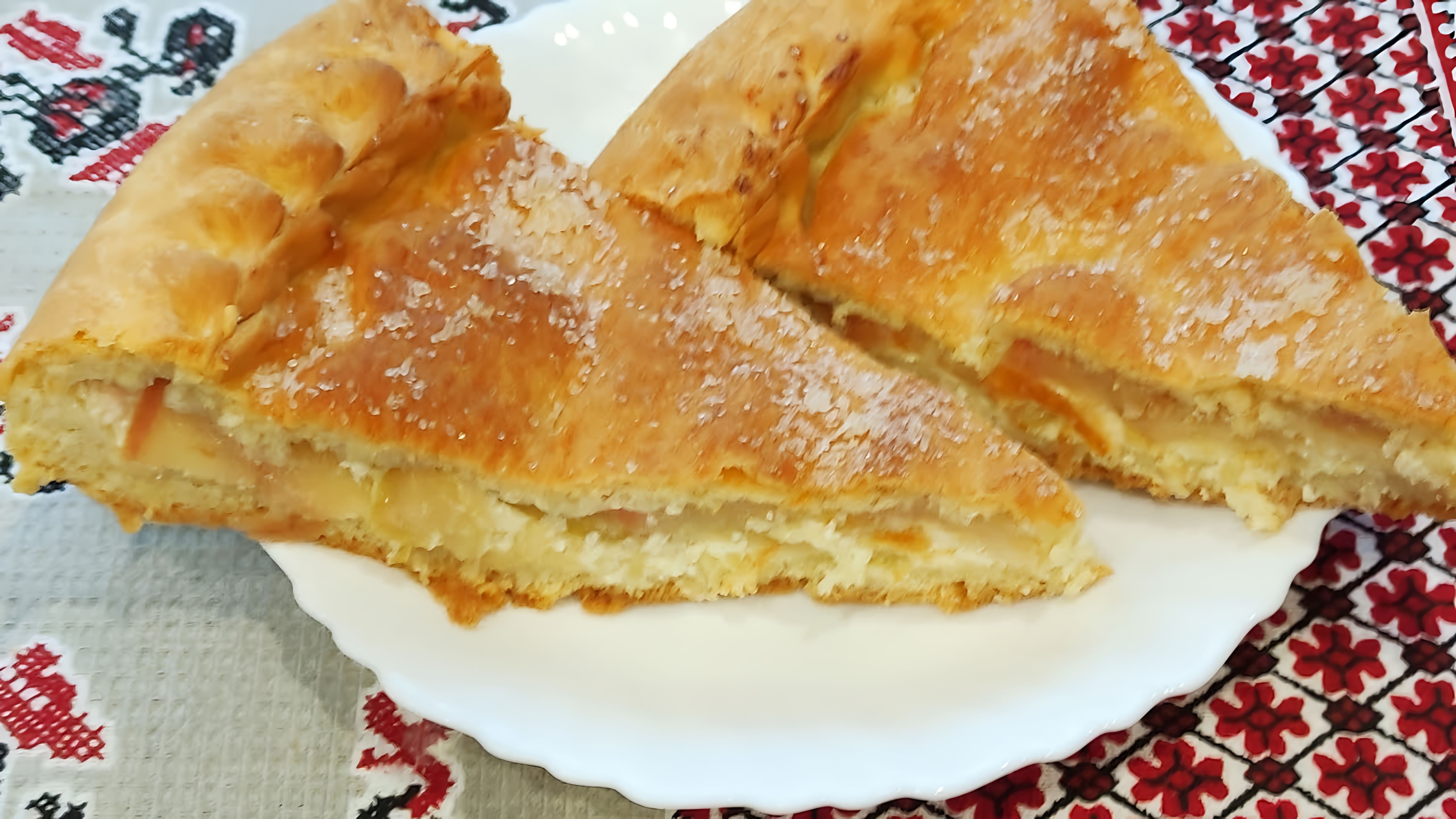 В этом видео демонстрируется процесс приготовления татарского творожно-яблочного пирога