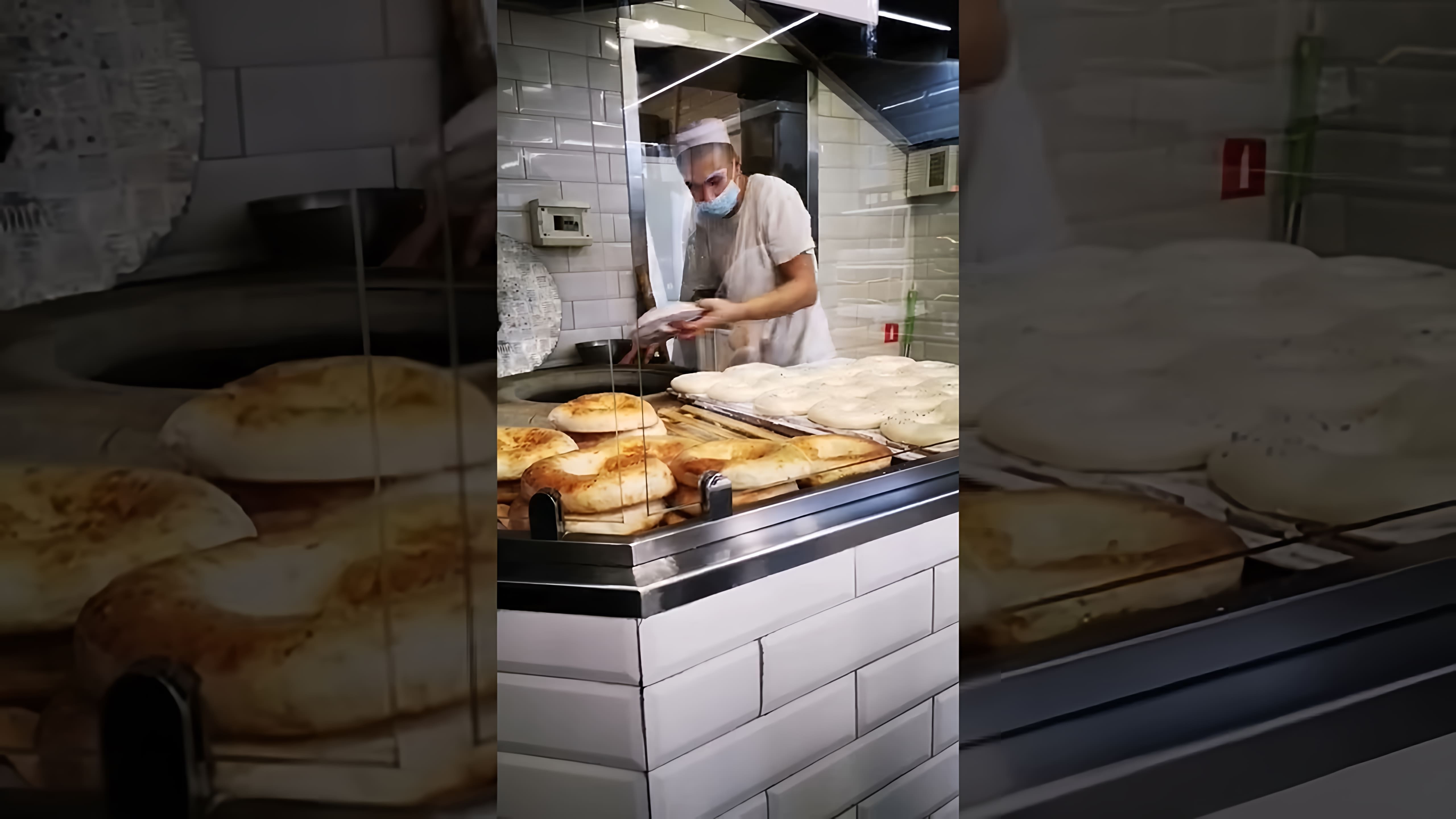 В этом видео-ролике вы увидите, как готовят лепешки в тандыре