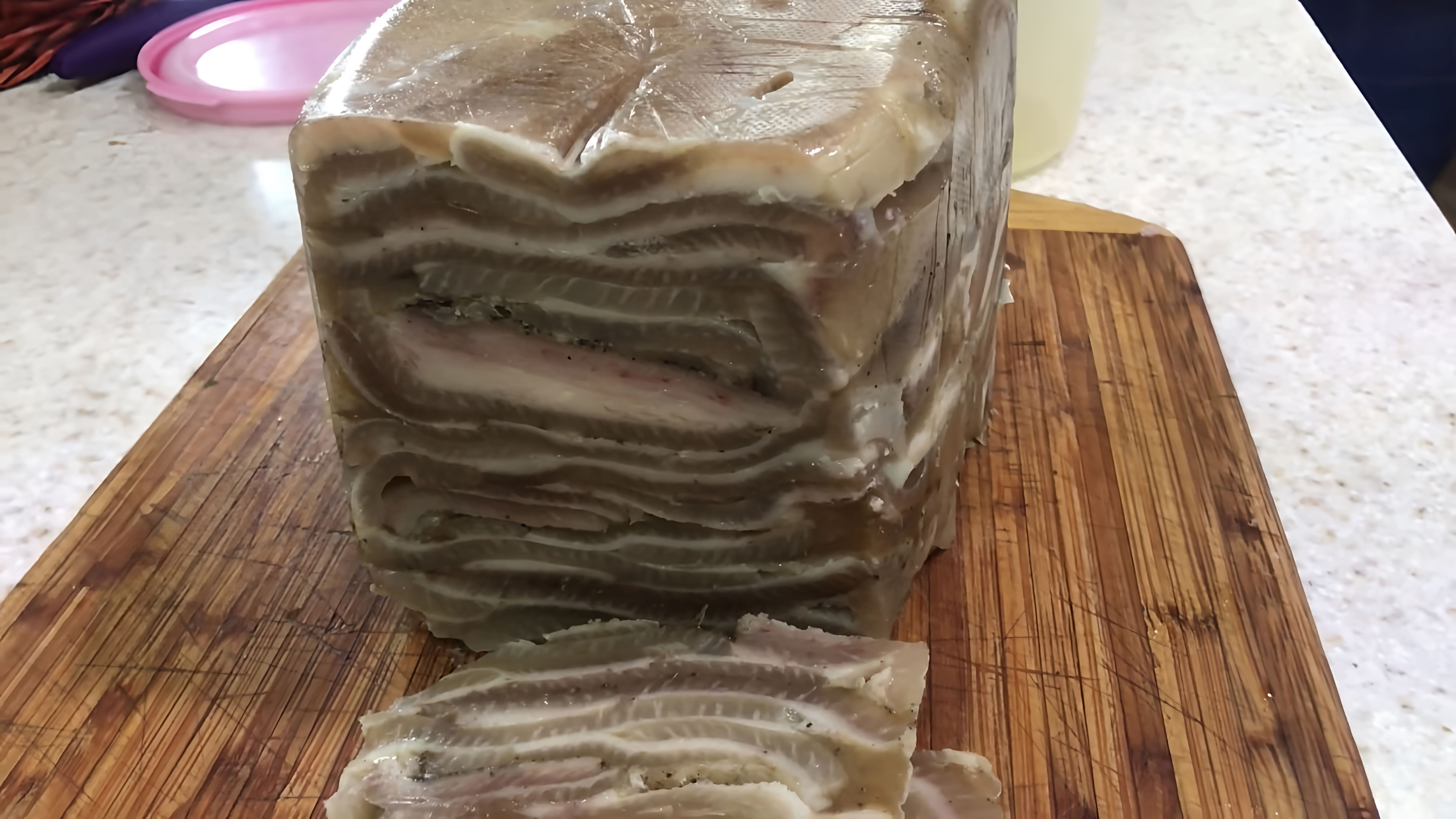 В данном видео демонстрируется процесс приготовления закуски из свиной шкуры