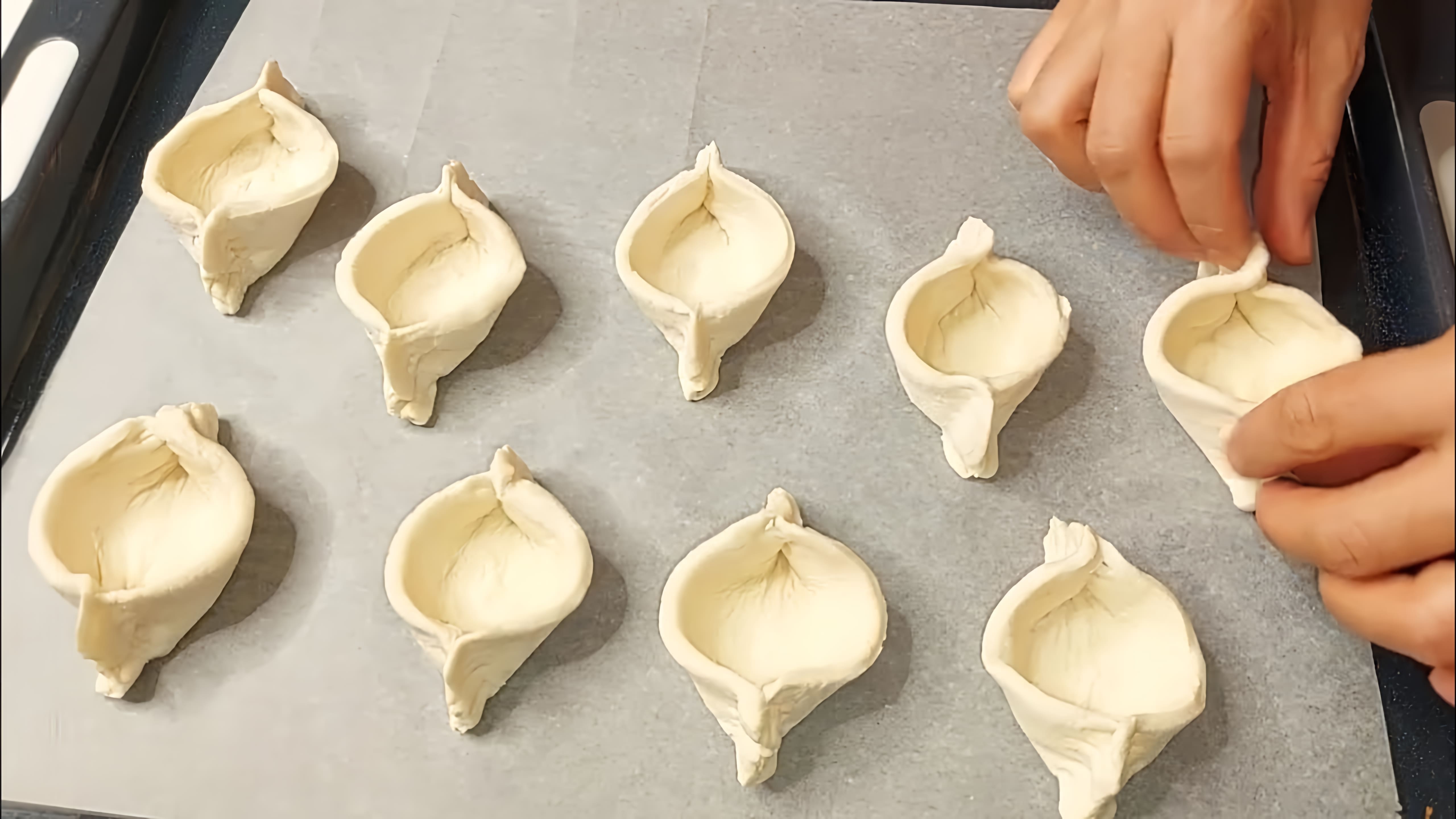 В этом видео-ролике вы увидите, как приготовить невероятно вкусную закуску "Слоеные лодочки" с сёмгой