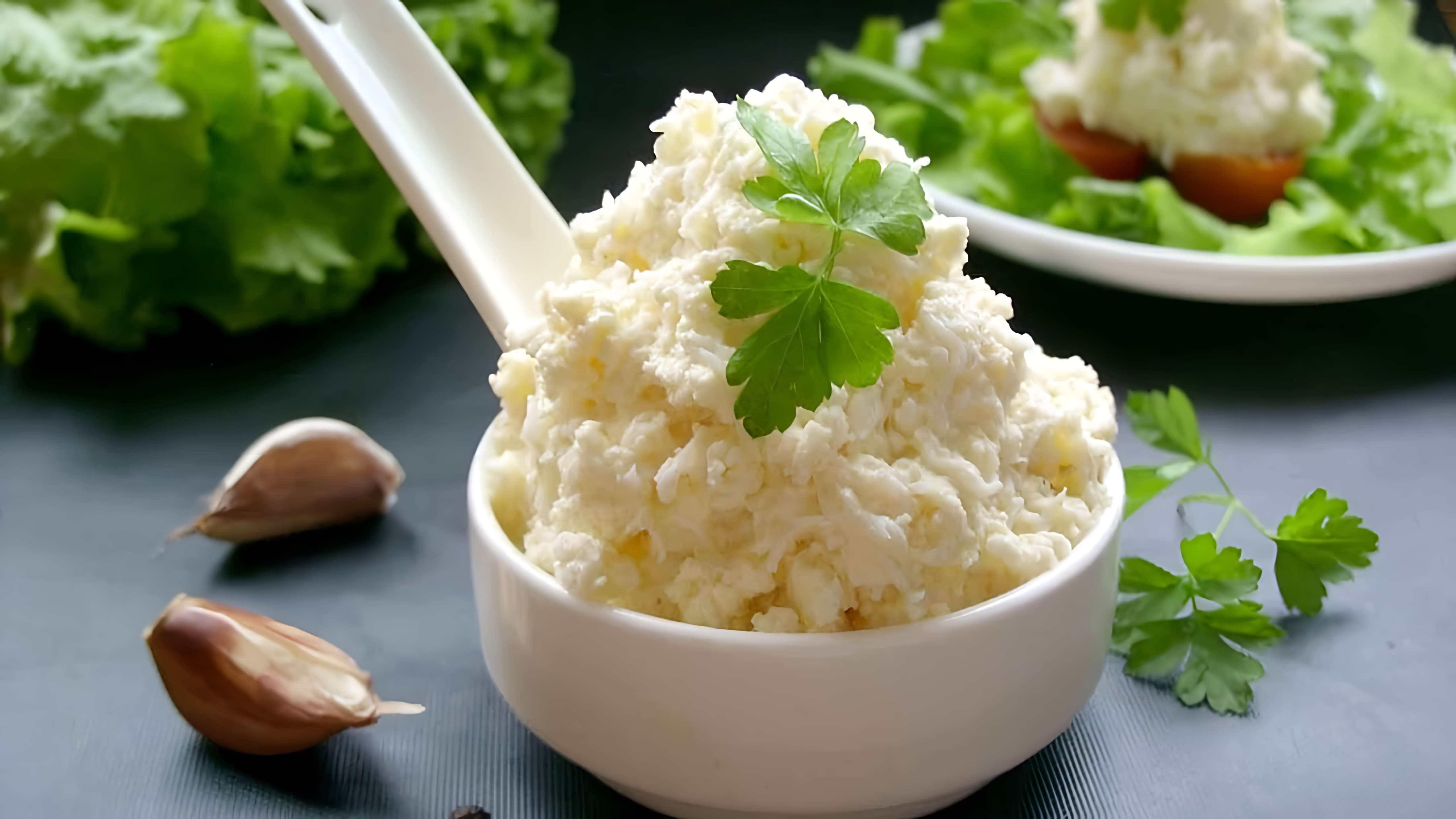 Салат с яйцом, плавленным сыром и чесноком - это быстрый и вкусный рецепт, который можно приготовить за несколько минут