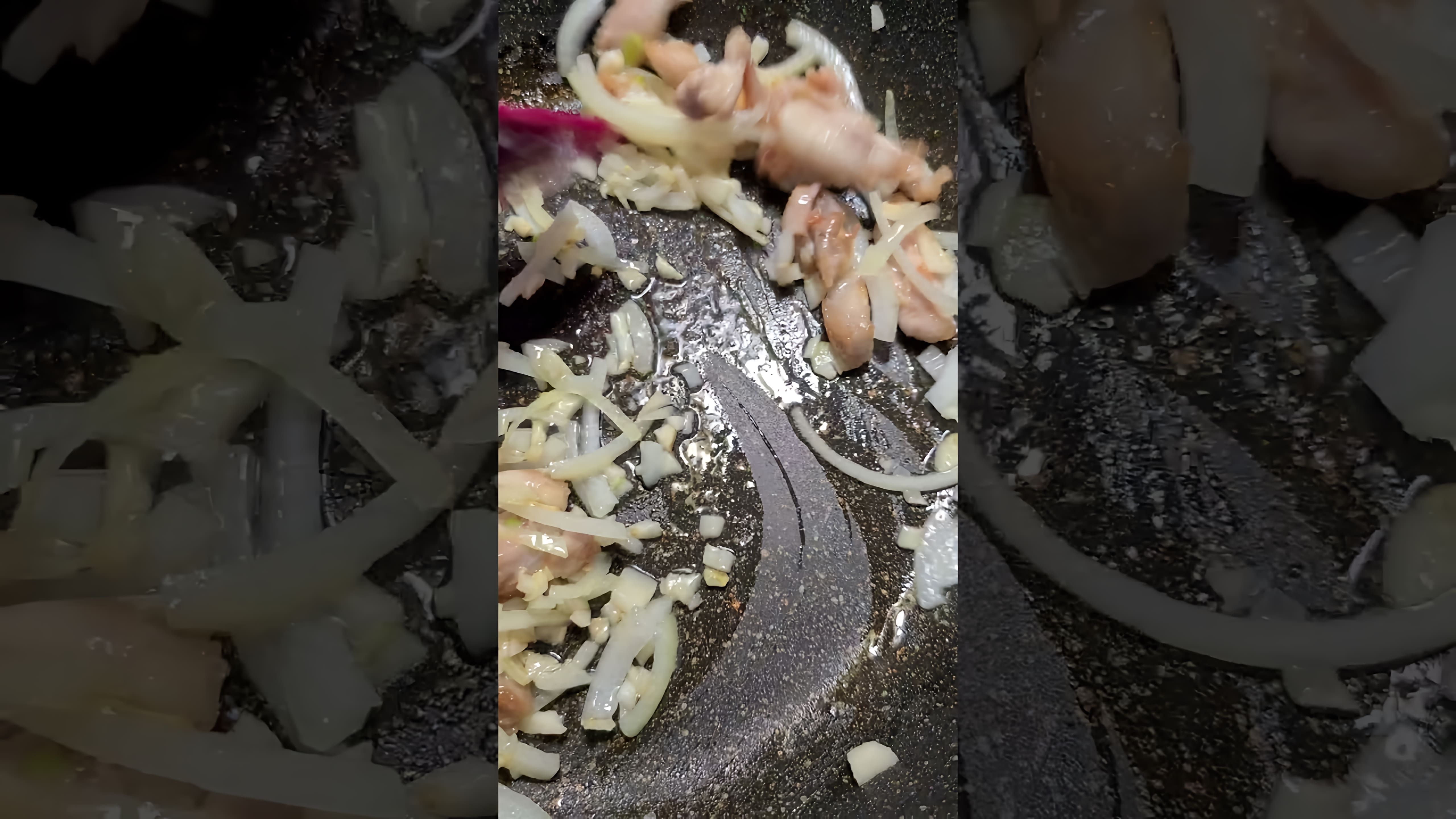 В этом видео-ролике будет показан рецепт приготовления лапши удон с курицей и грибами, который напоминает блюдо из китайской коробочки