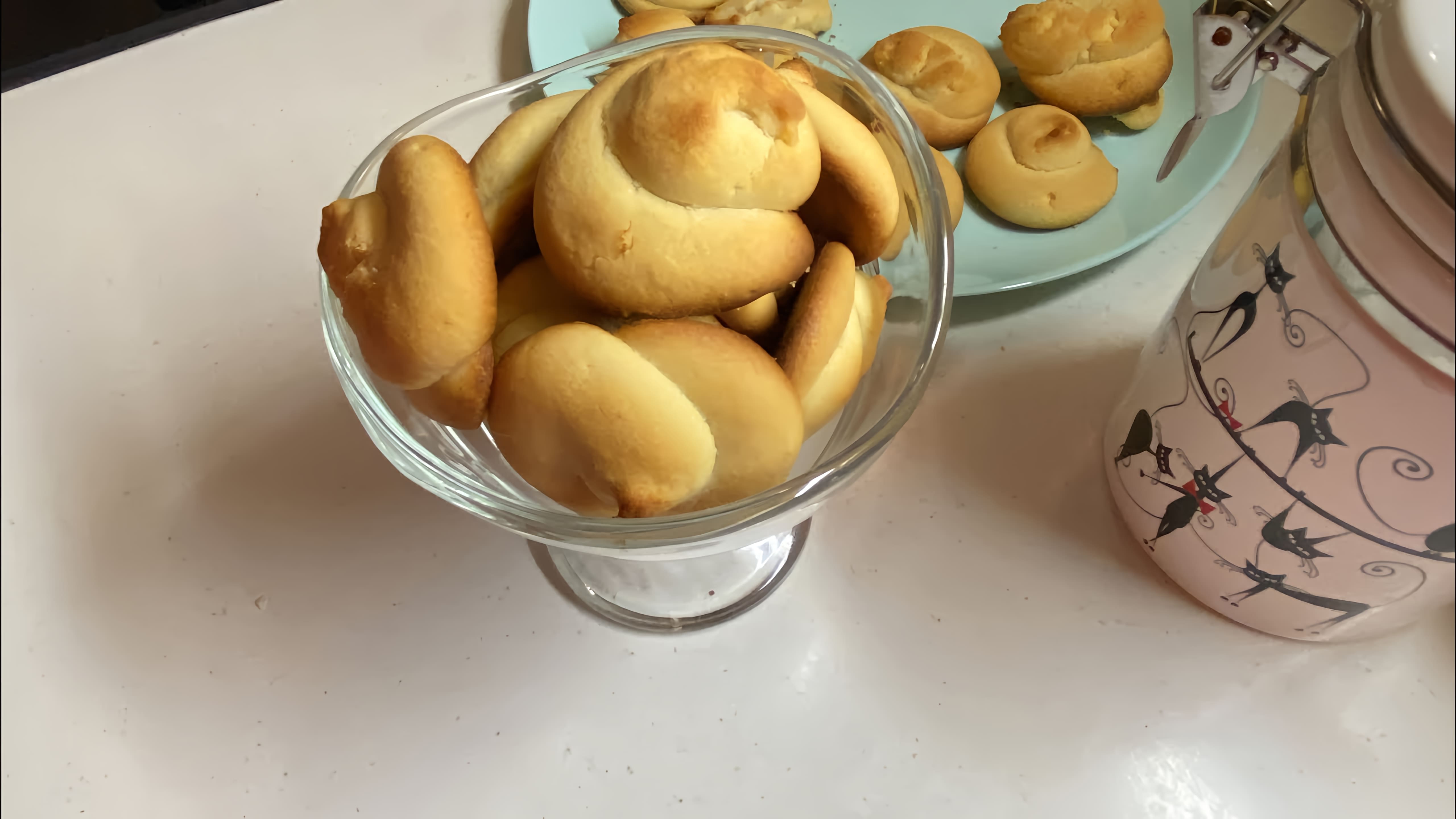 В этом видео демонстрируется рецепт песочного печенья без сахара, которое готовится на меду и стевии