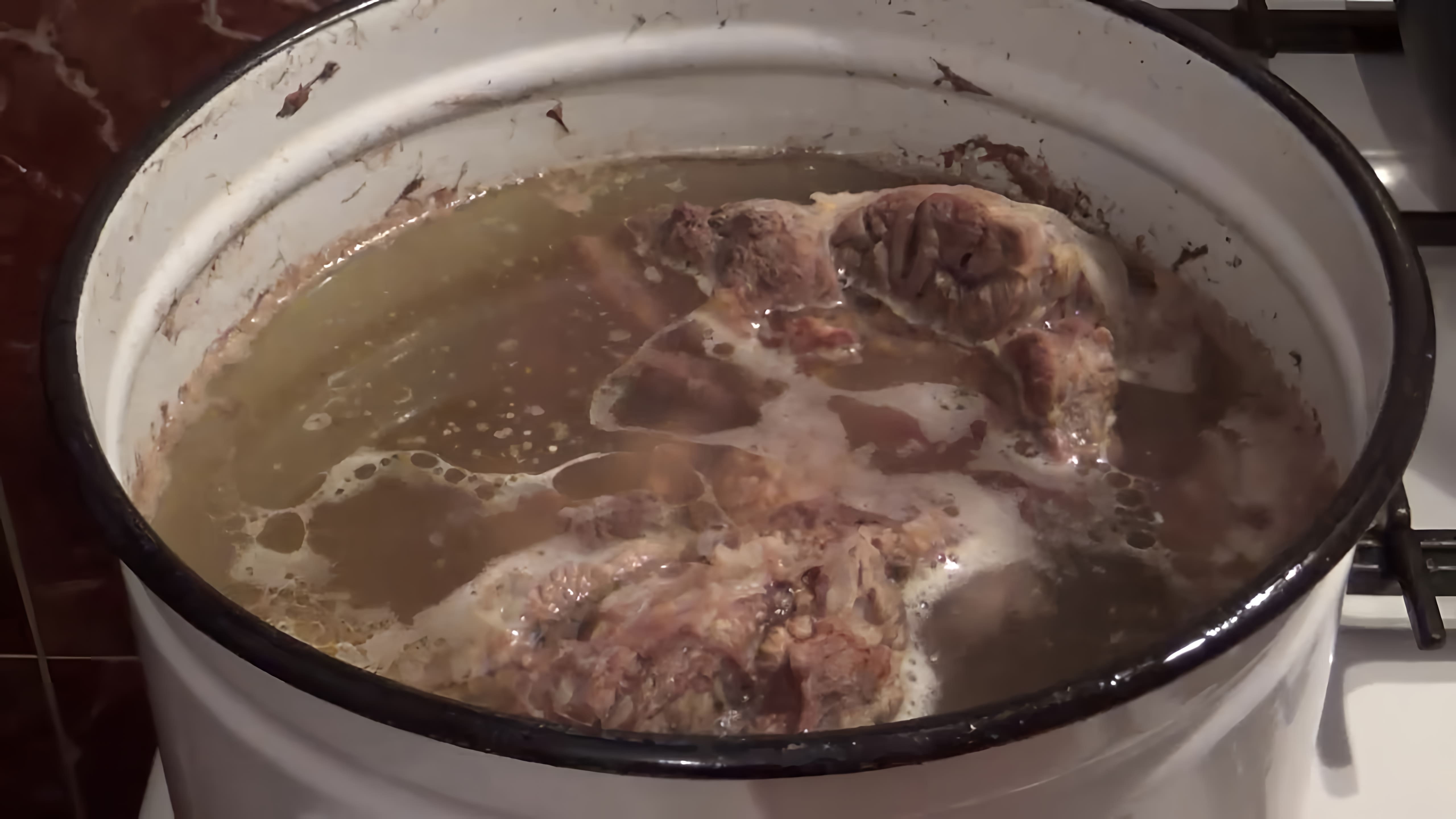 В данном видео демонстрируется процесс приготовления холодца из говяжьей рульки и свиного ушка