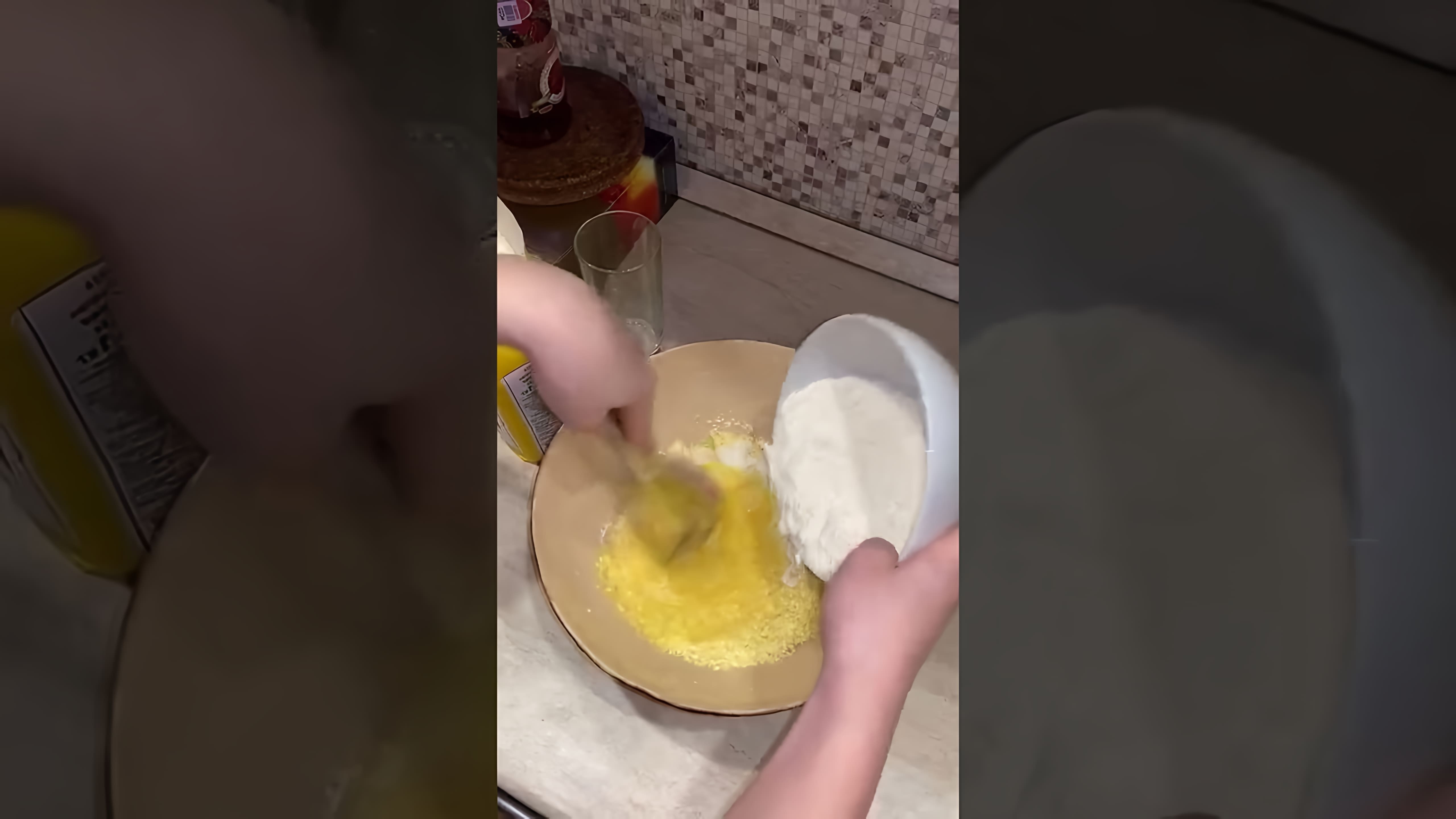 В этом видео демонстрируется простой рецепт приготовления кексиков