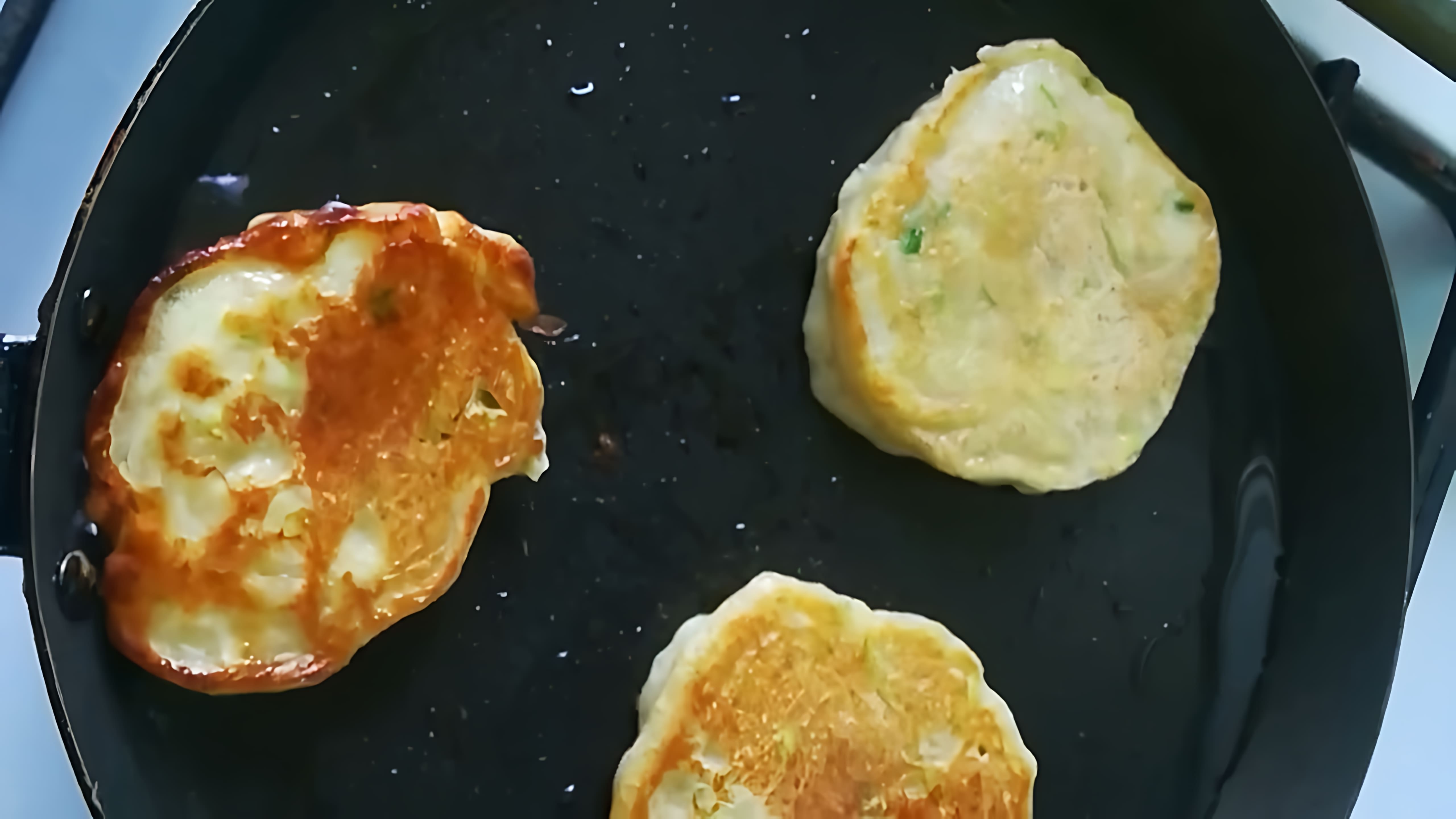 В этом видео демонстрируется рецепт приготовления оладий из кабачков на кефире