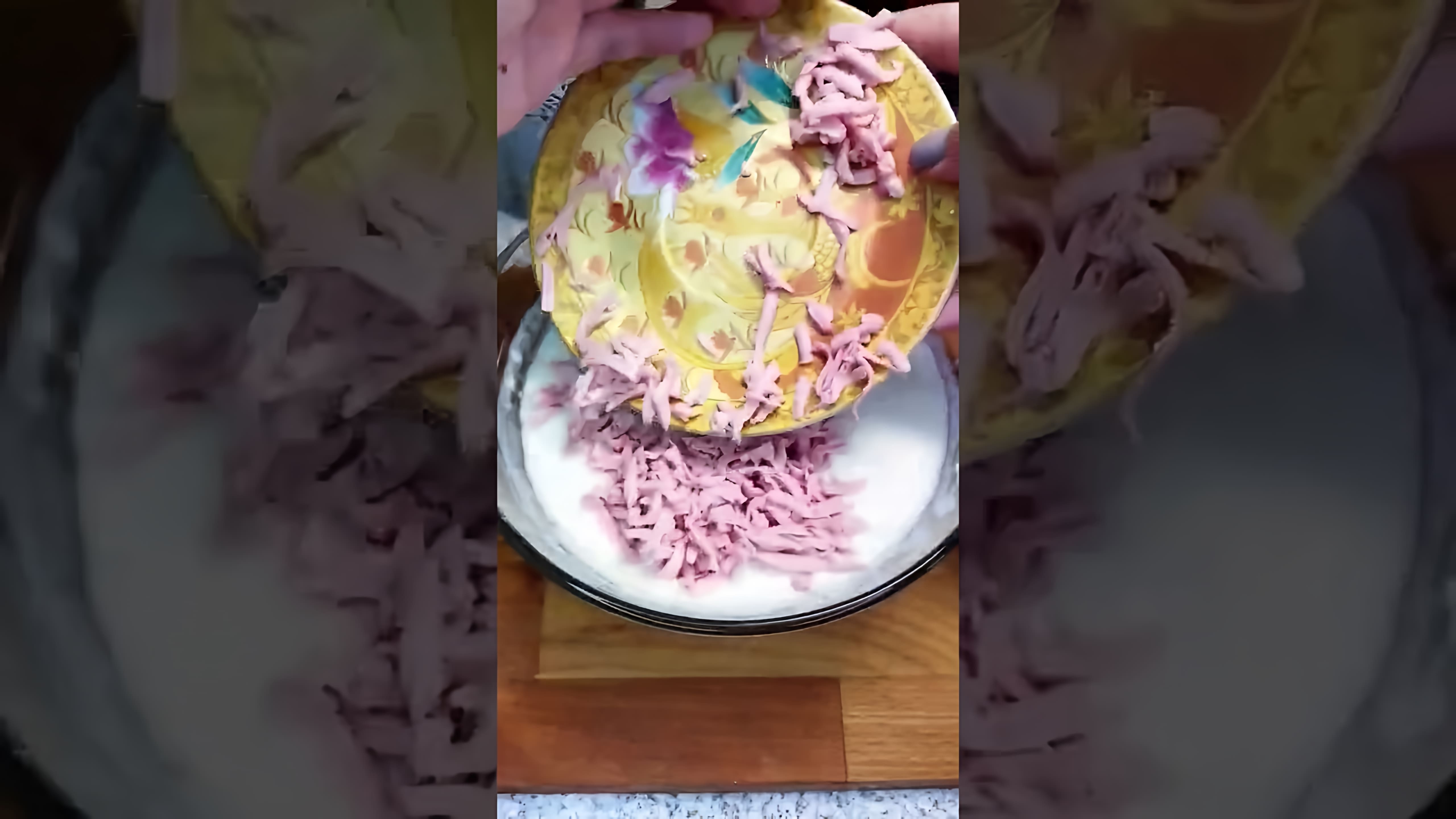 В этом видео демонстрируется простой и быстрый рецепт приготовления вкусных блинчиков на кефире с начинкой