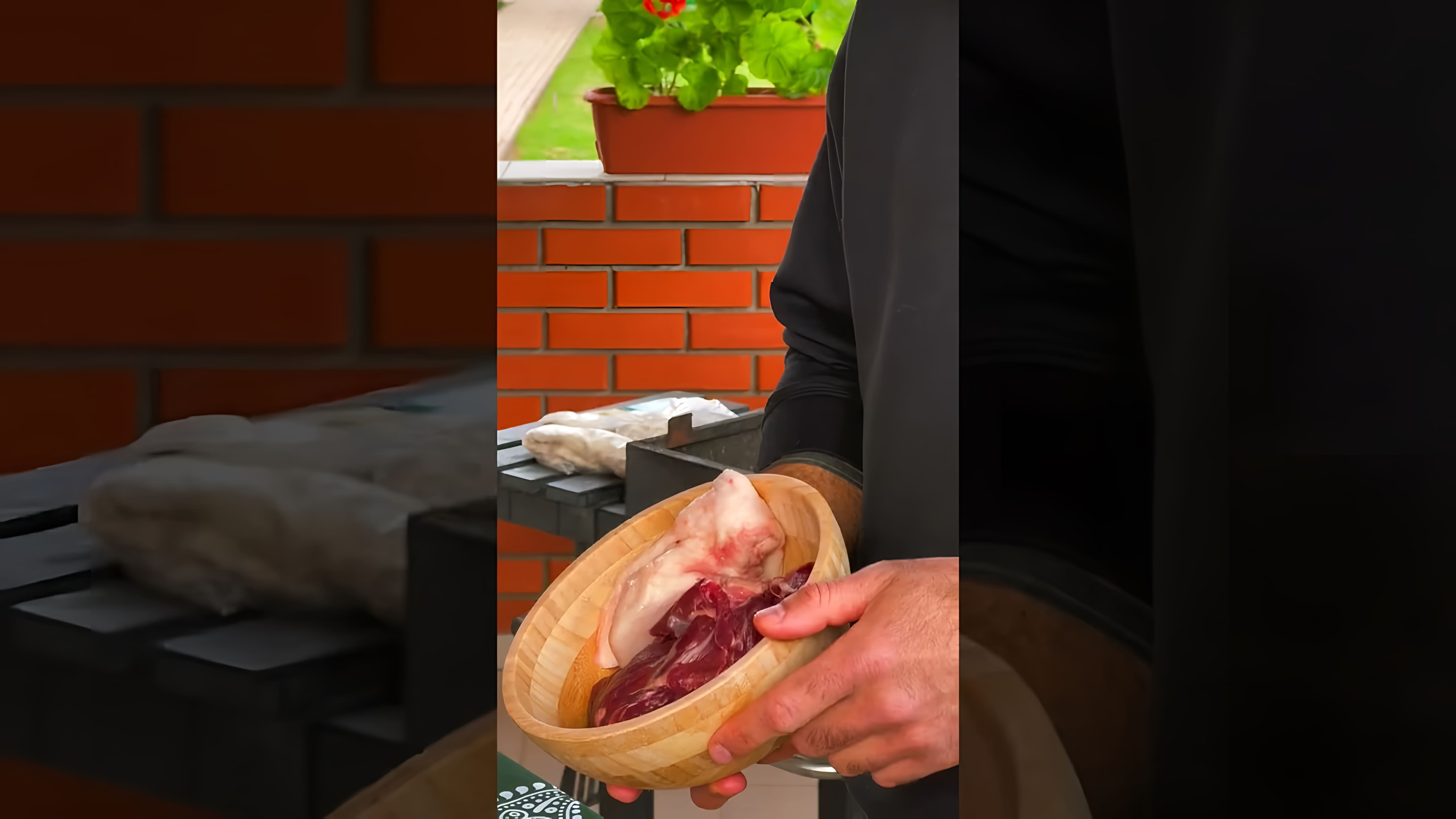 Видео посвящено приготовлению луля-кебаба, популярной уличной еды в России