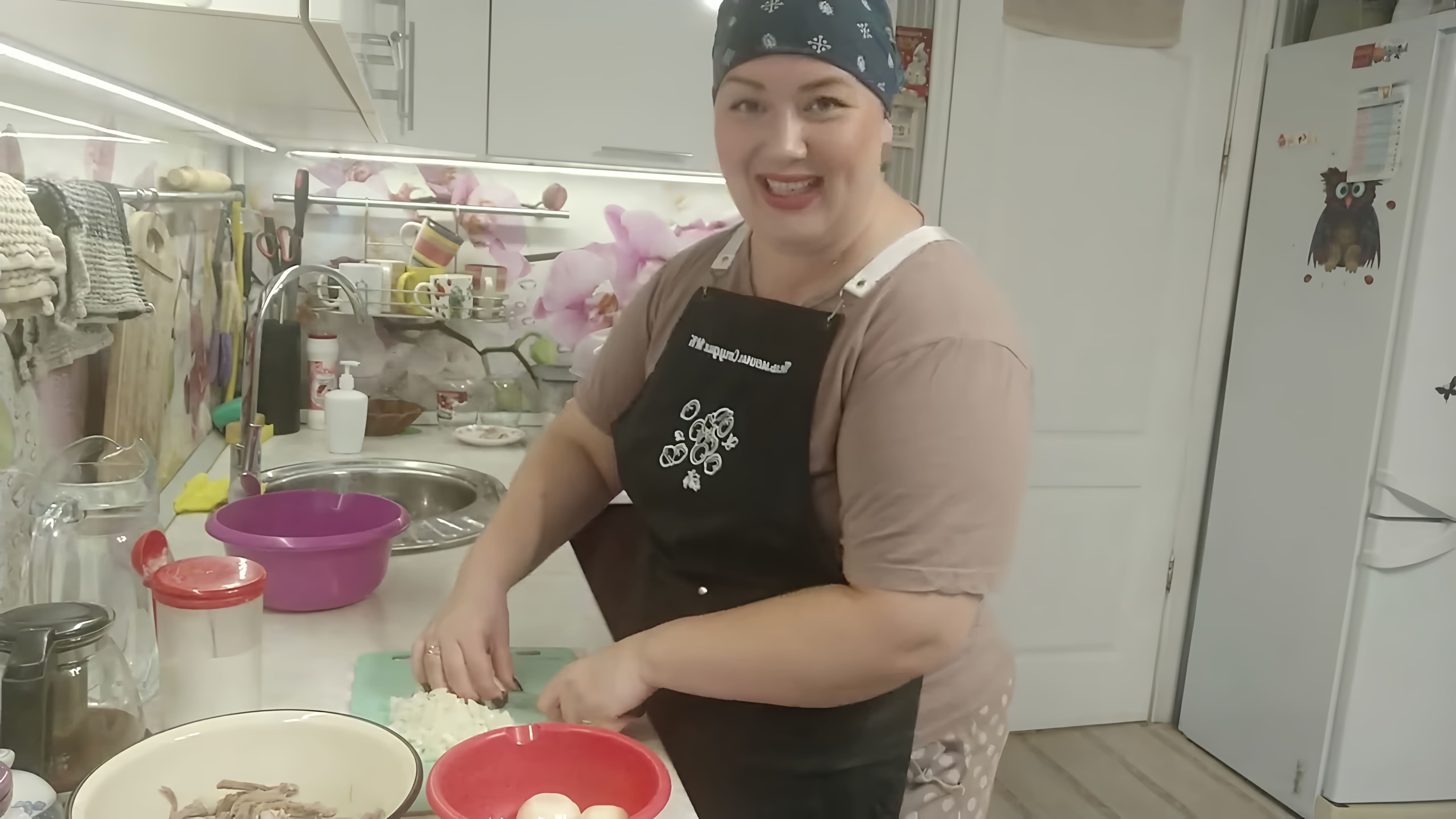 В этом видео представлен рецепт приготовления блинчиков с мясной начинкой