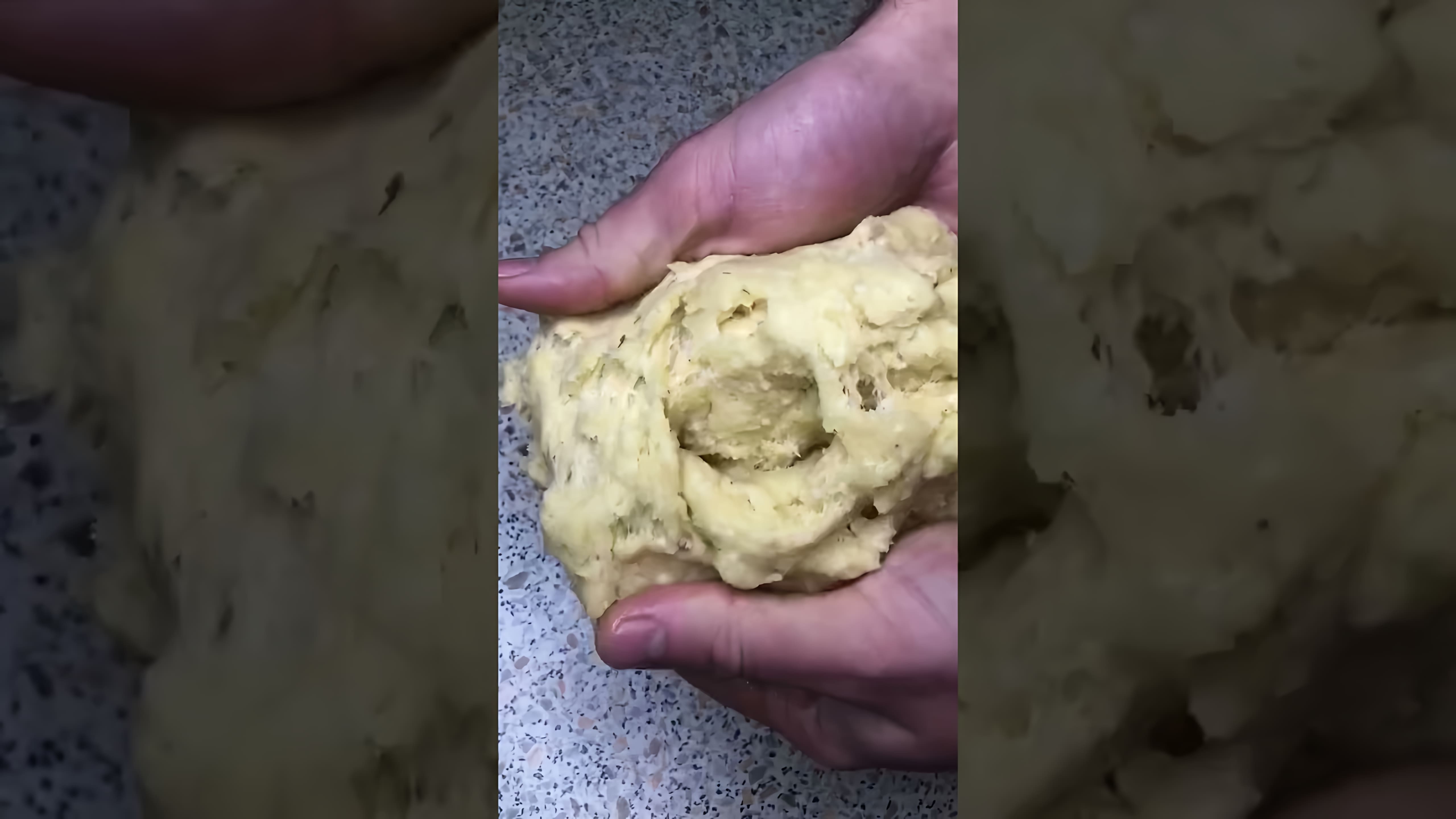 В этом видео демонстрируется процесс приготовления кулинарного шедевра из плавленого сыра