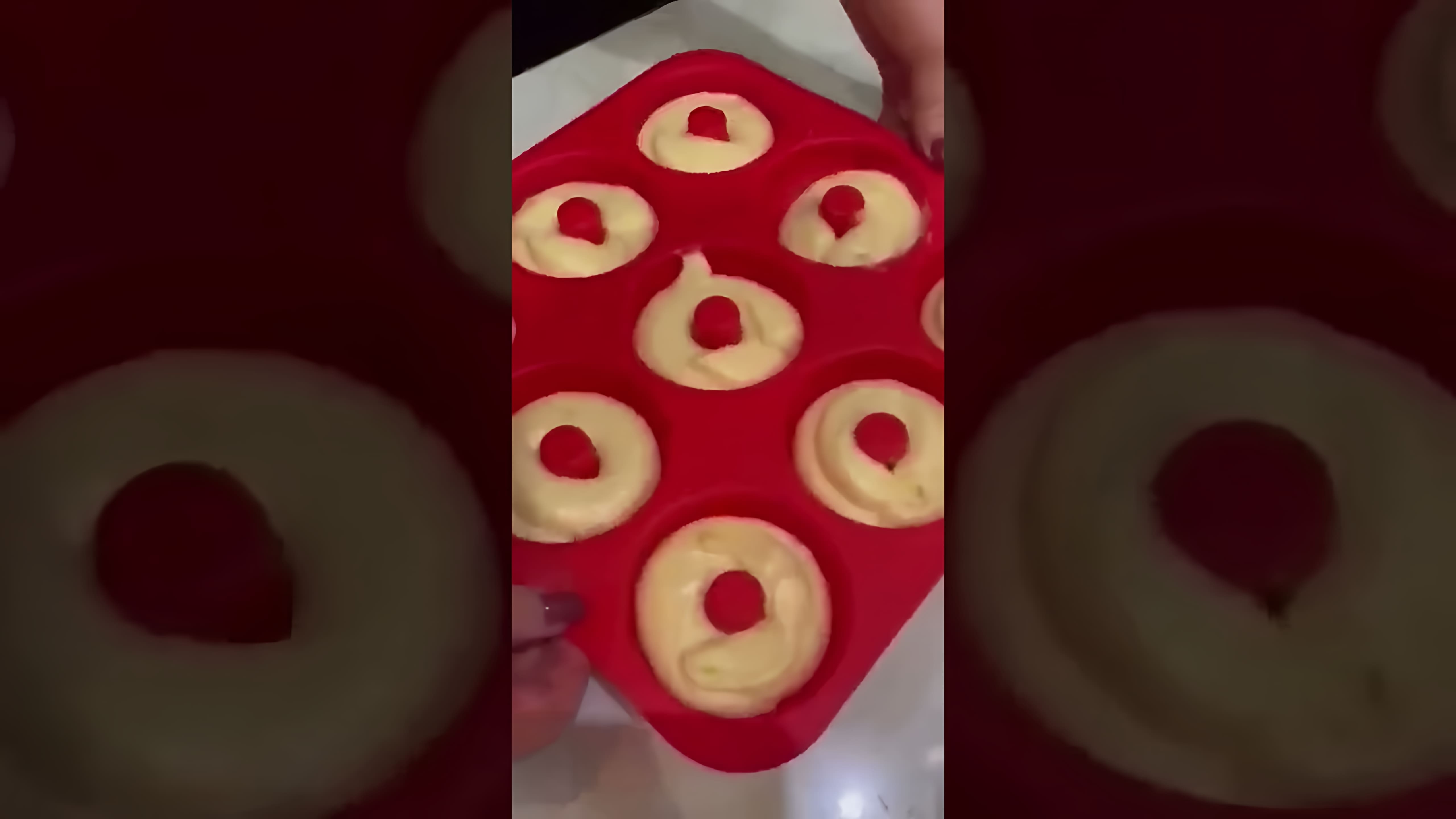 В этом видео демонстрируется процесс приготовления американских пончиков (Доннат) в силиконовой форме в духовке
