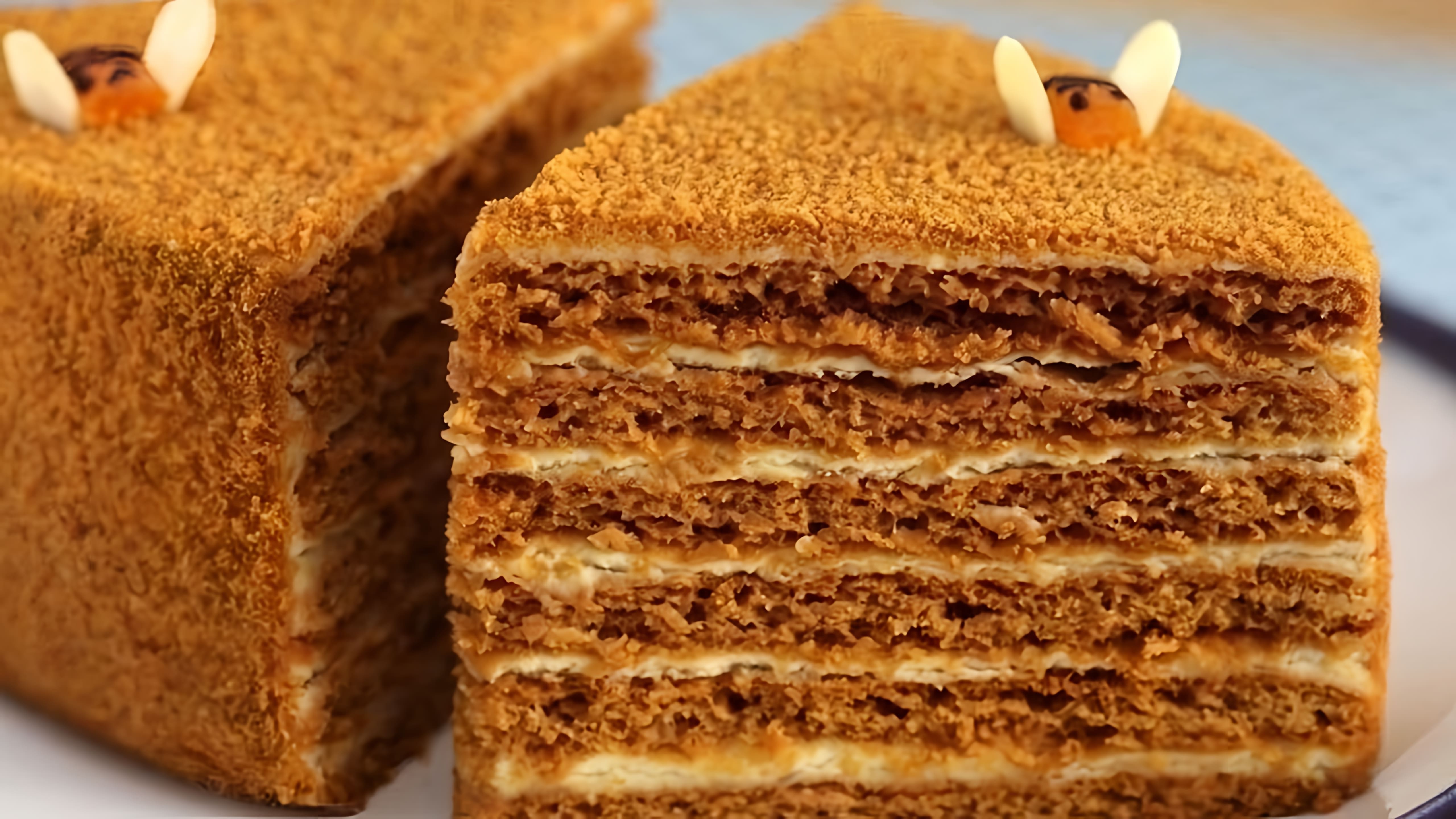 В этом видео демонстрируется процесс приготовления медового торта по оригинальному рецепту